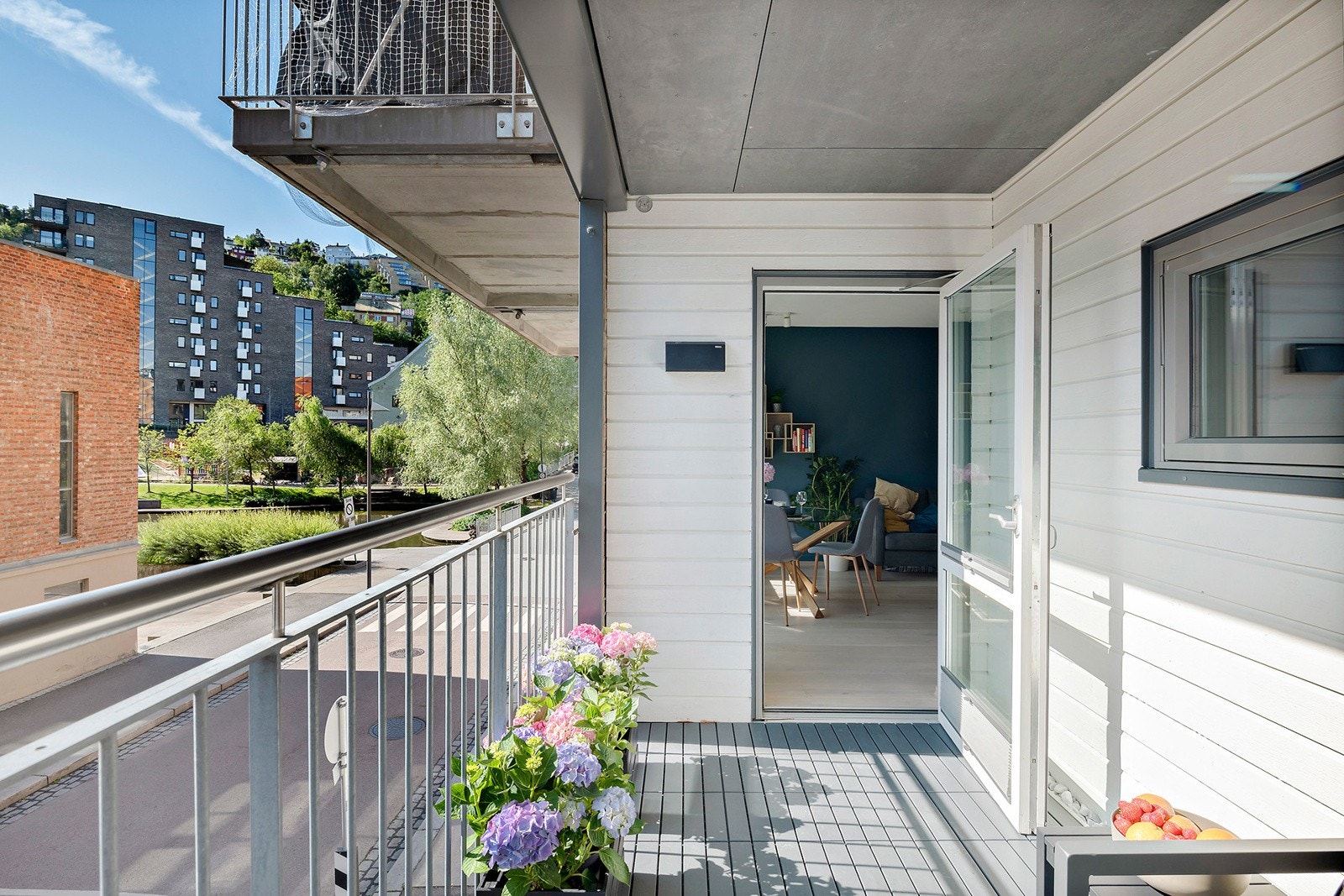 Gulvflate av betong belagt med tre-heller Galleribilde