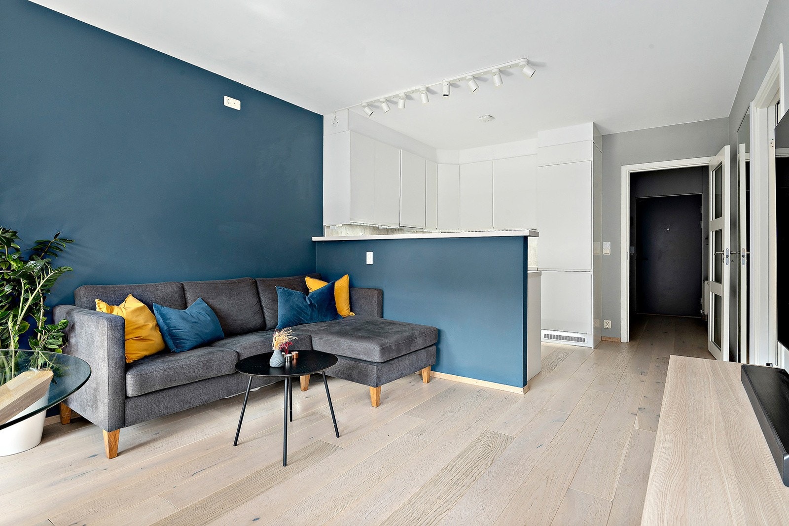 Enstavs parkett i alle rom, fliser på bad Galleribilde