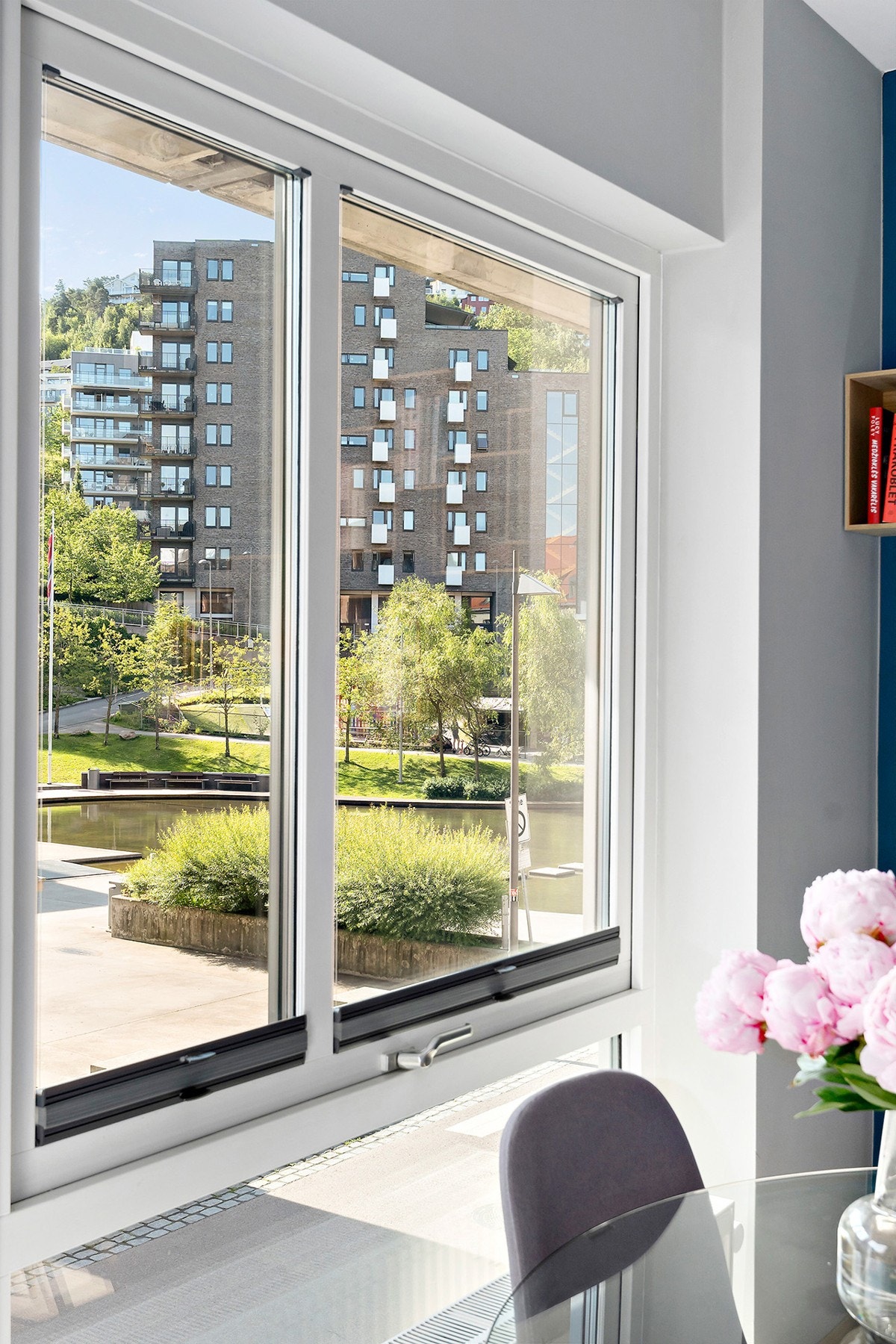 Utsyn fra spiseplass mot fine nærområder Galleribilde