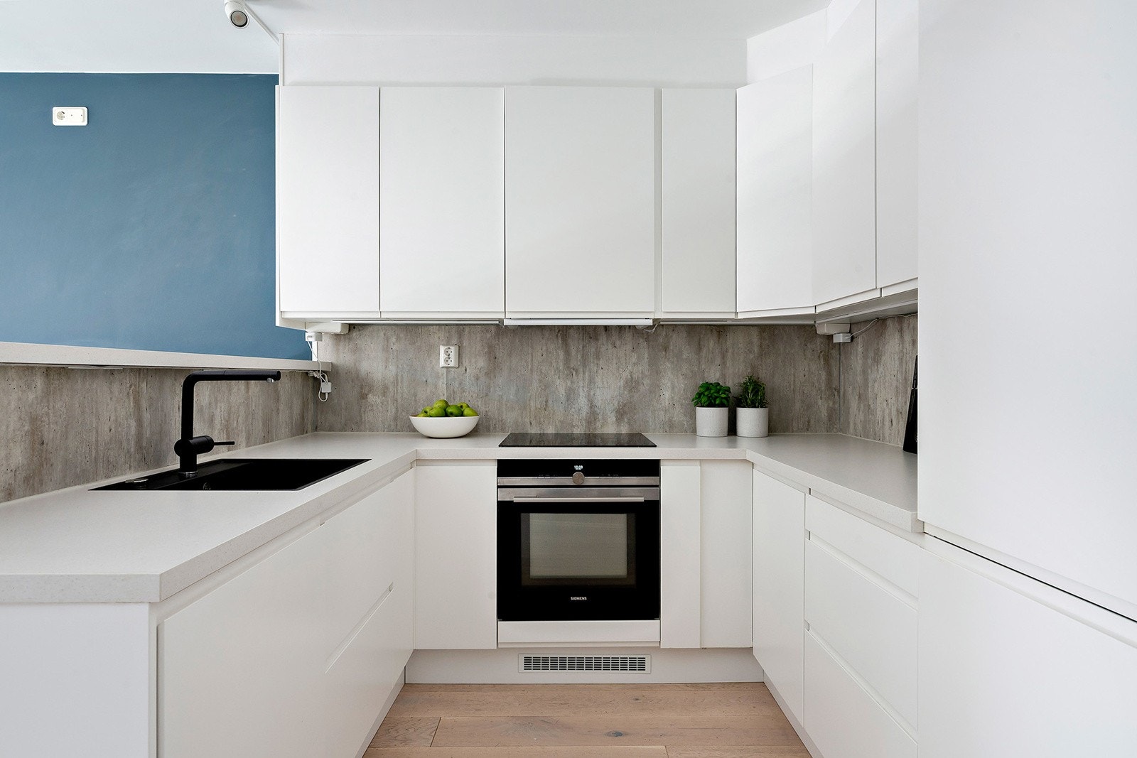 Moderne kjøkkeninnredning med micro integrert i ovn Galleribilde