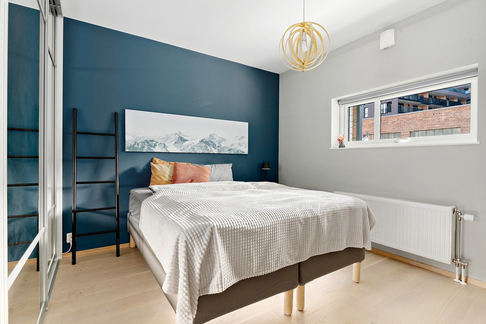 Soverom med god plass til dobbelseng mm Galleribilde