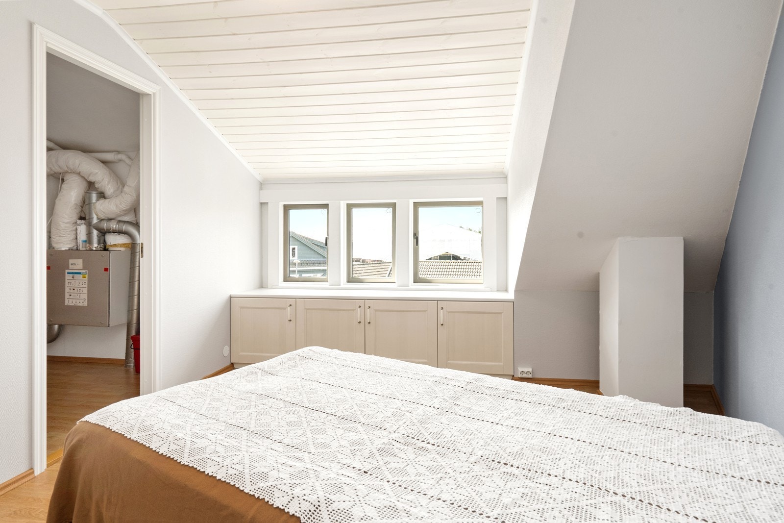 Det ene soverommet har direkte adkomst til romslig garderobeløsning/walk in-garderobe. Galleribilde