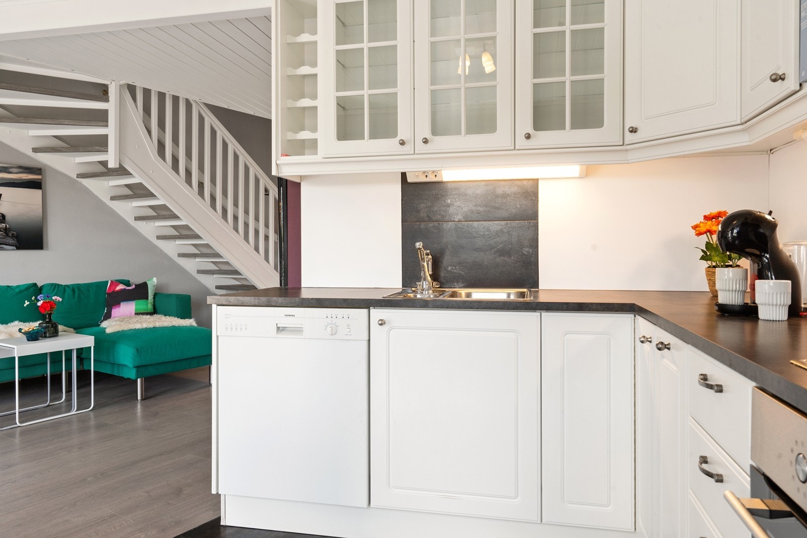 Kjøkkenet er i åpen løsning mot stuen. Galleribilde