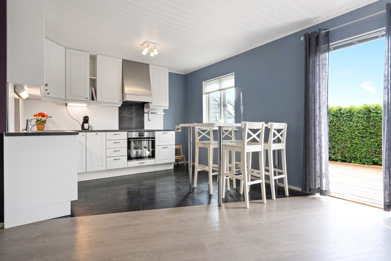 Kjøkkeninnredning fra 2018. Kjøkkenet har profilerte fronter og laminat benkeplate. Integrert komfyr og platetopp, underbygget oppvaskmaskin. Galleribilde