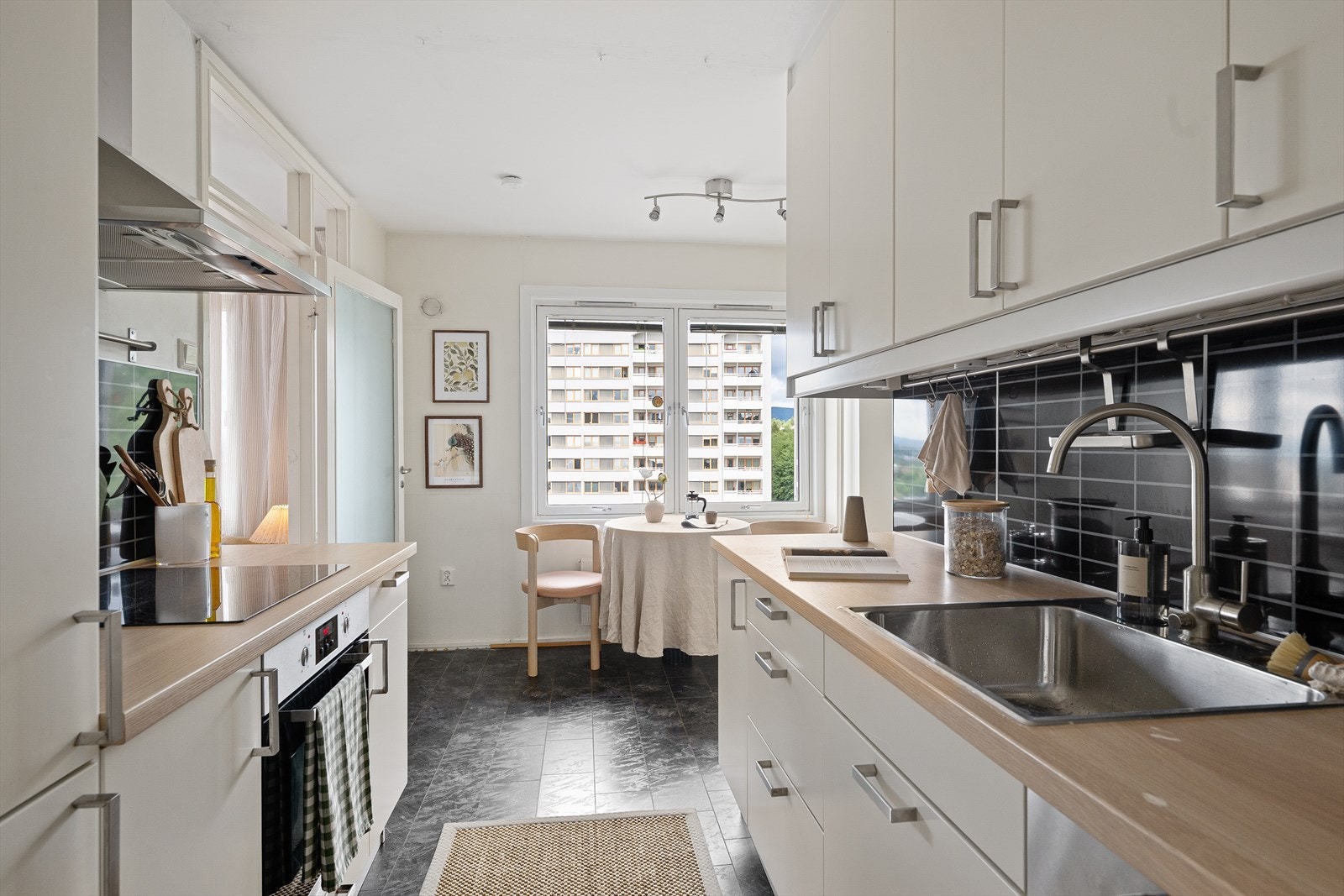 Induksjonstopp, stekeovn, oppvaskmaskin og kjøl/frys er integrert i innredningen. Kullfilterventilator over platetopp. Galleribilde