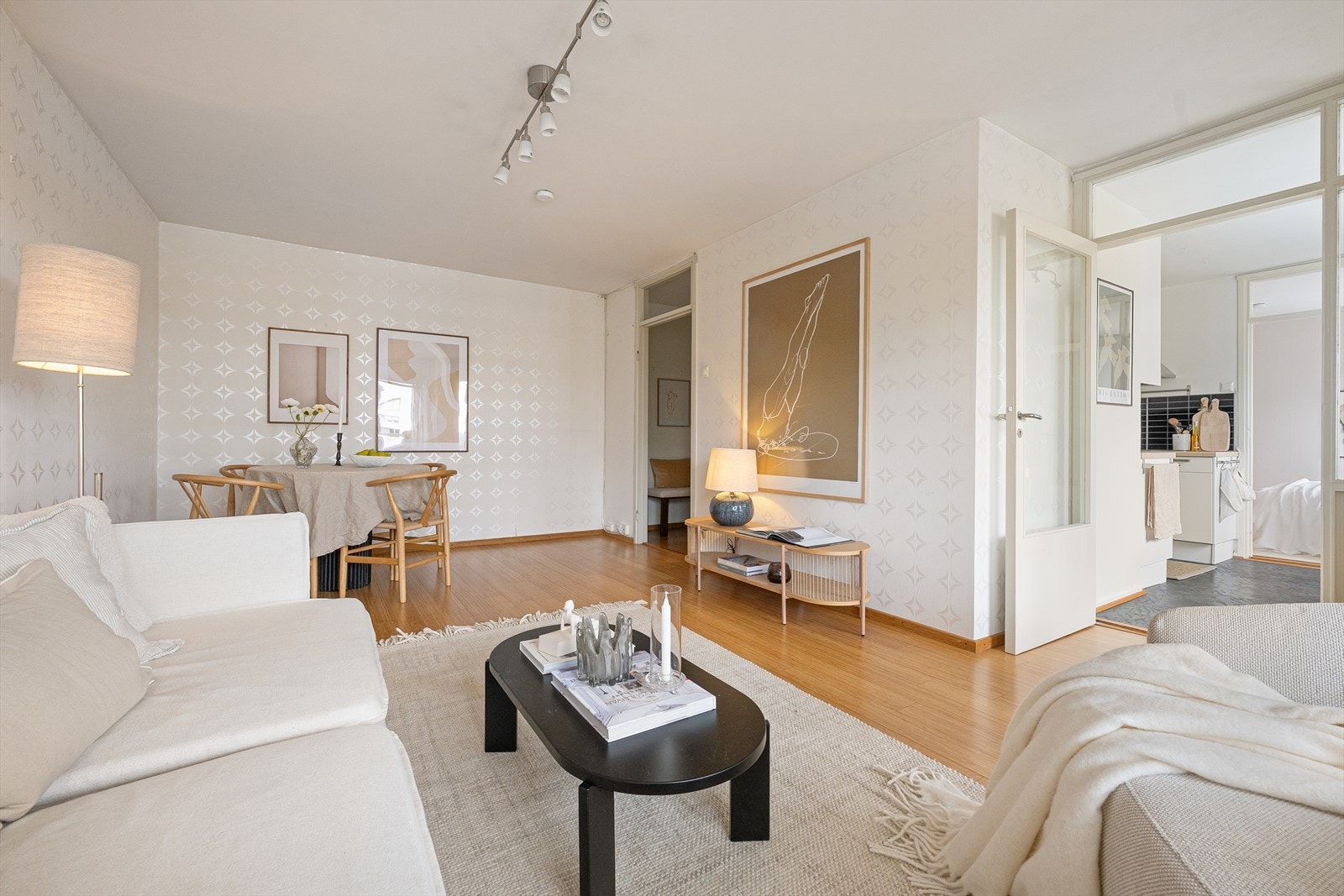 Stuen er perfekt for sosiale sammenkomster med sine luftige rom. Galleribilde