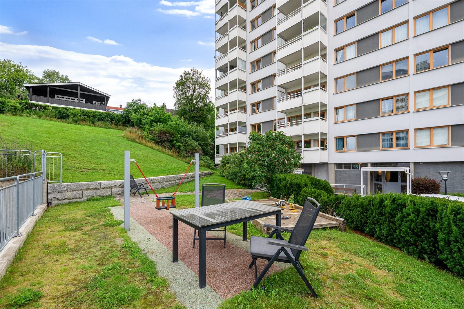 Hyggelige uteområder for beboerne i borettslaget. Galleribilde