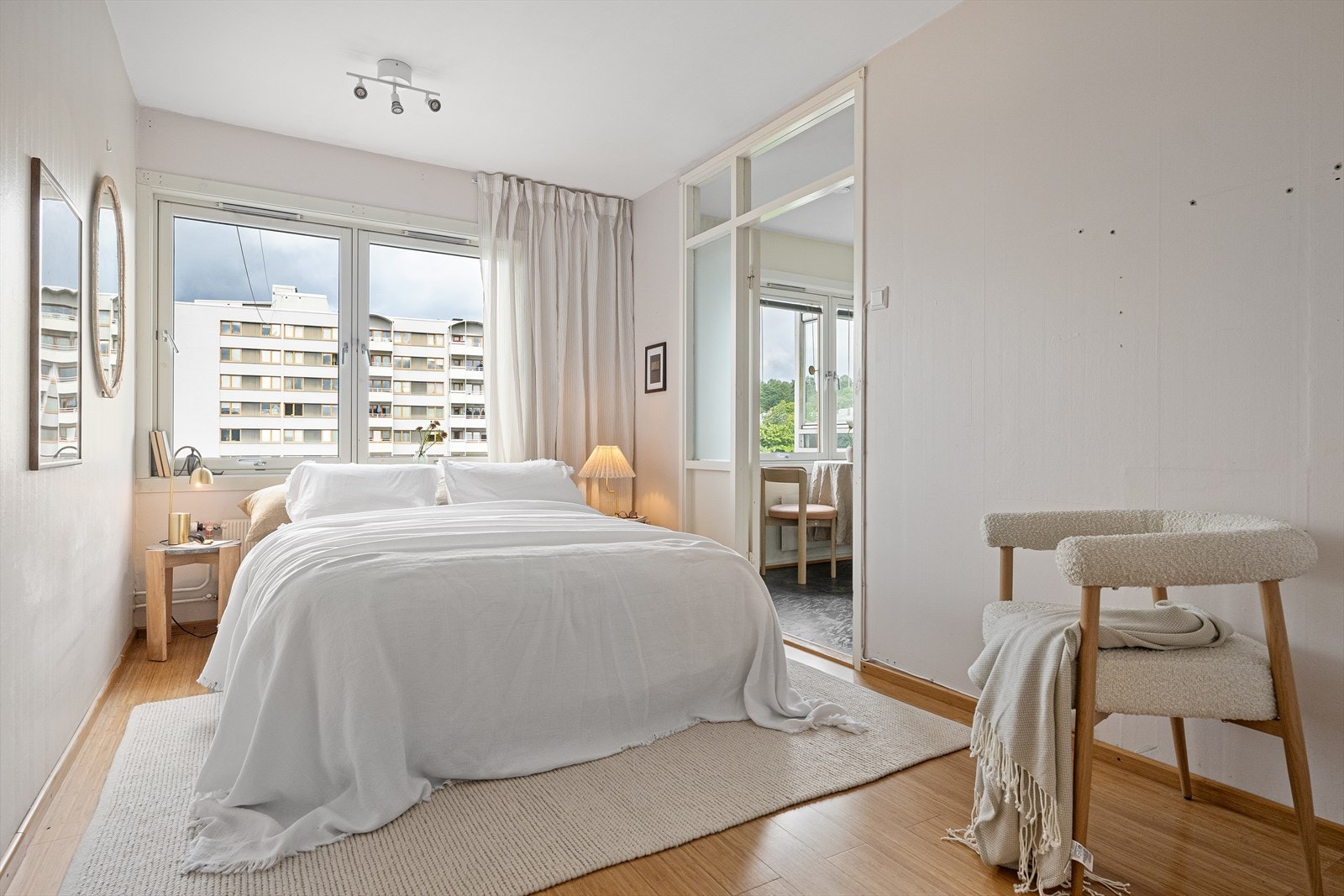 Boligens soverom er av god størrelse og har god plass til dobbeltseng, samt tilhørende soveromsmøblement. Galleribilde