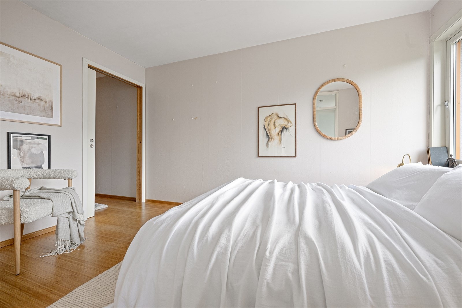 Parkettgulvet spiller pent mot de malte overflatene. Galleribilde