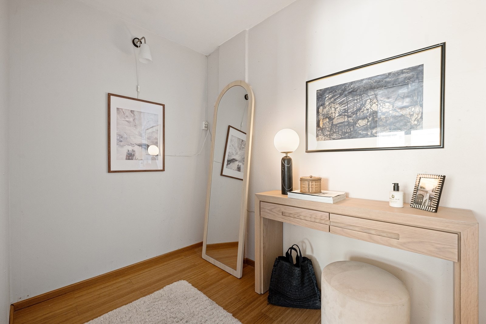 Her har du flere muligheter - enten om du vil innrede det som et walk-in closet, kontor eller oppbevaringsrom. Galleribilde