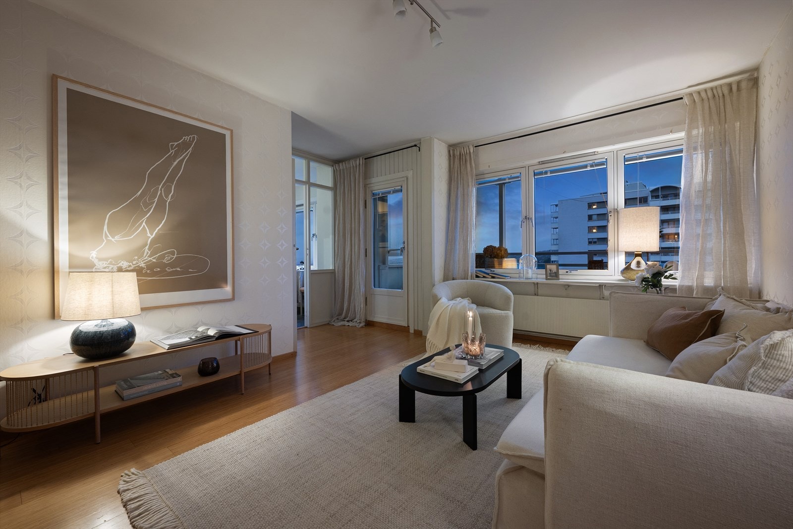 Stuen har en fin utforming som gjør den enkel å innrede i ulike soner. Galleribilde