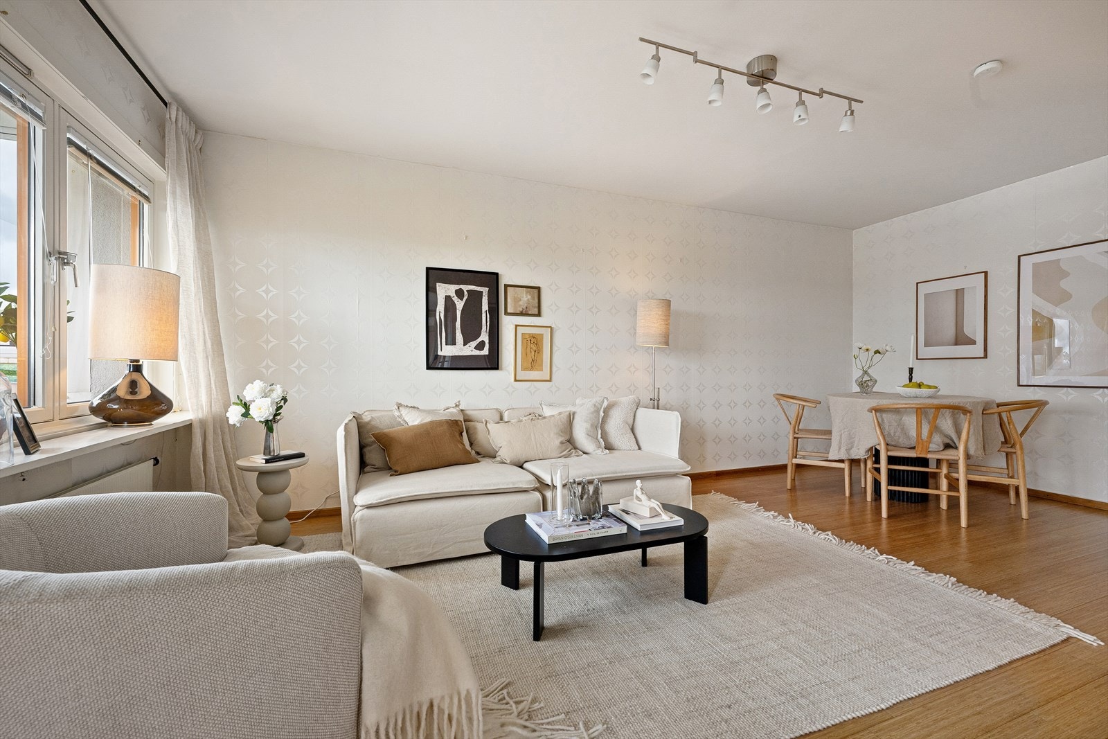 Det er god plass til både sofaløsning og spiseplass i stuen. Galleribilde