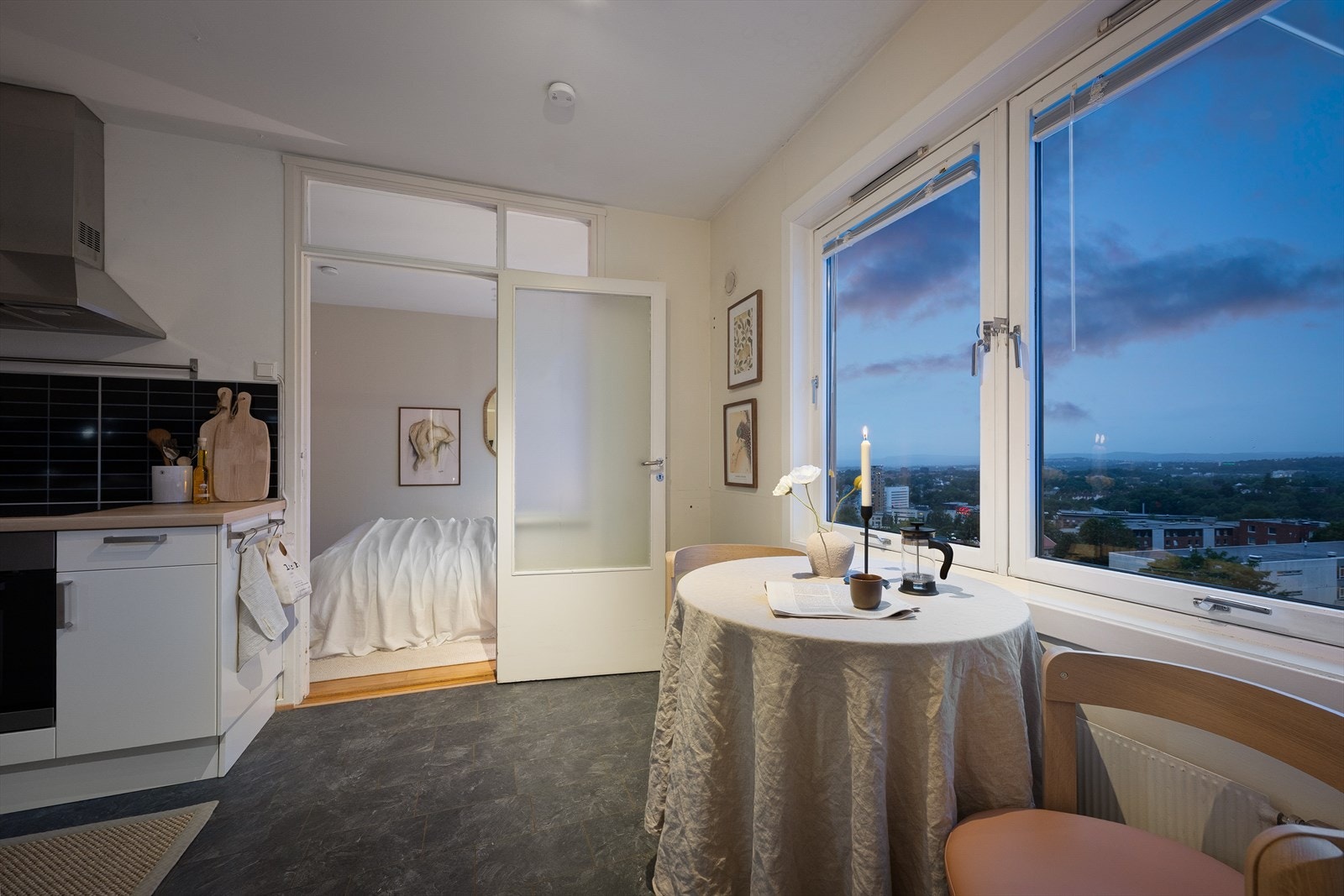 Leiligheten ligger i byggets 9. etasje med heisadkomst - her bor du høyt og fritt til! Galleribilde