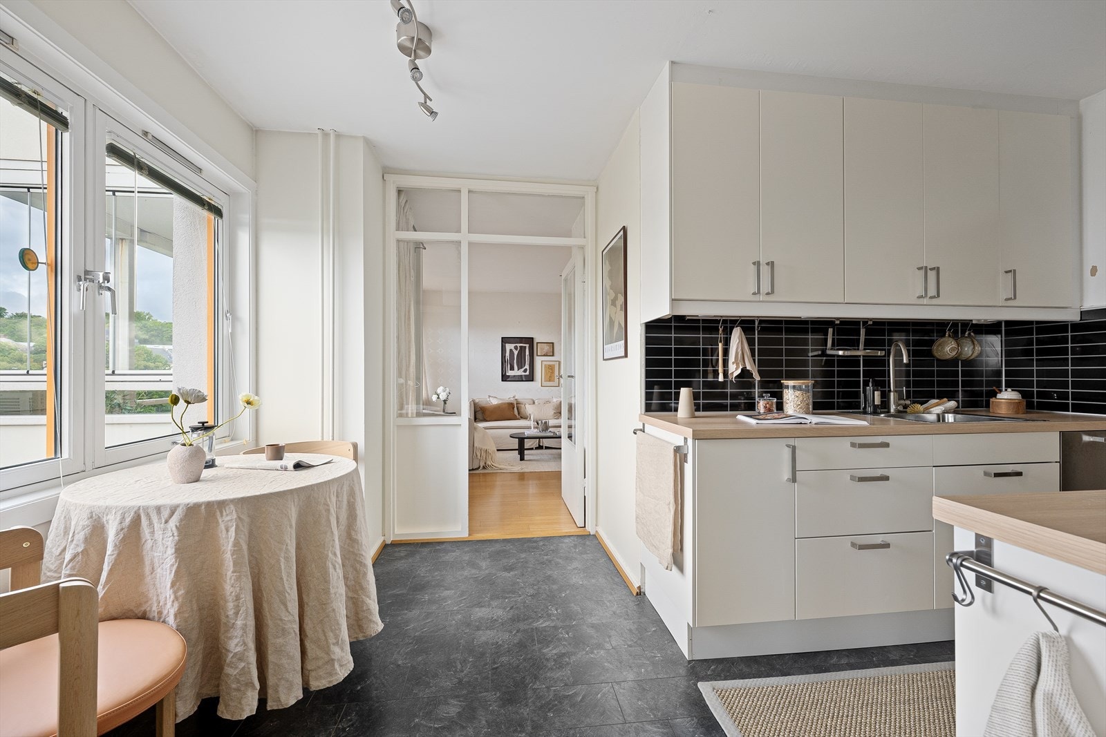 Kjøkkenet ligger i naturlig tilknytning til stuen. Her får du et avskjermet område samtidig som du opprettholder den luftige utformingen. Galleribilde