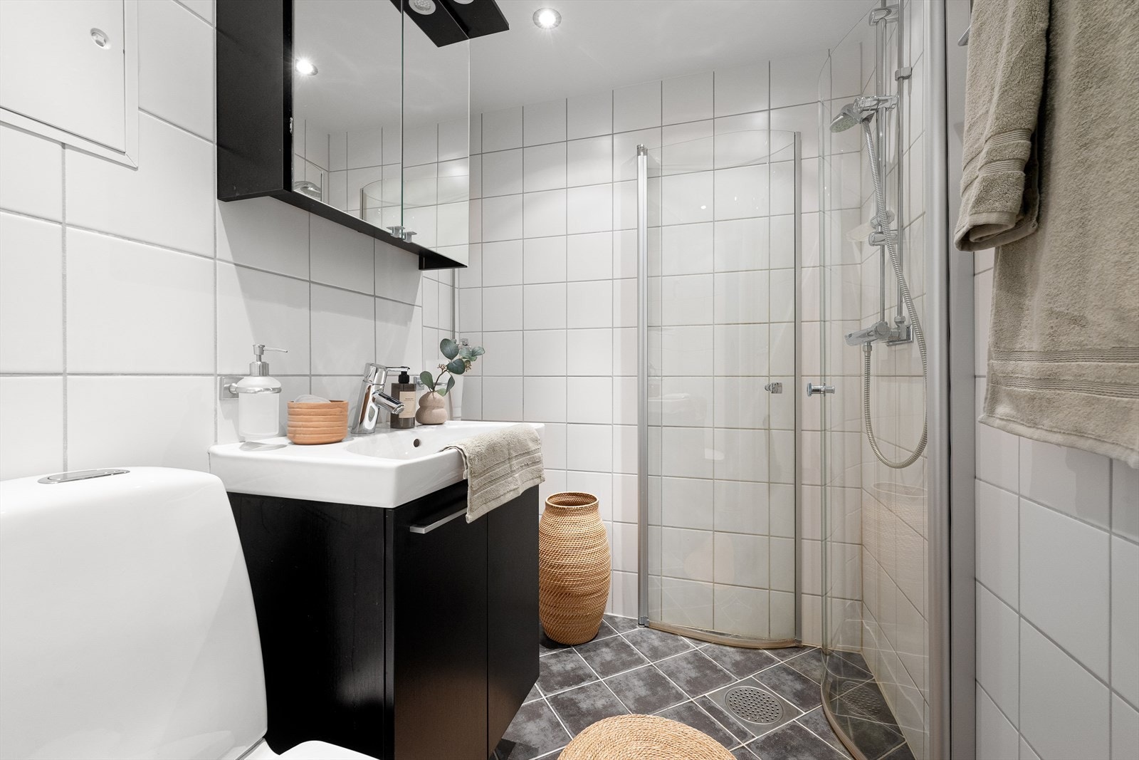 Pent flislagt baderom, pusset opp i 2012 i regi av borettslaget. Det er opplegg for vaskemaskin. Galleribilde