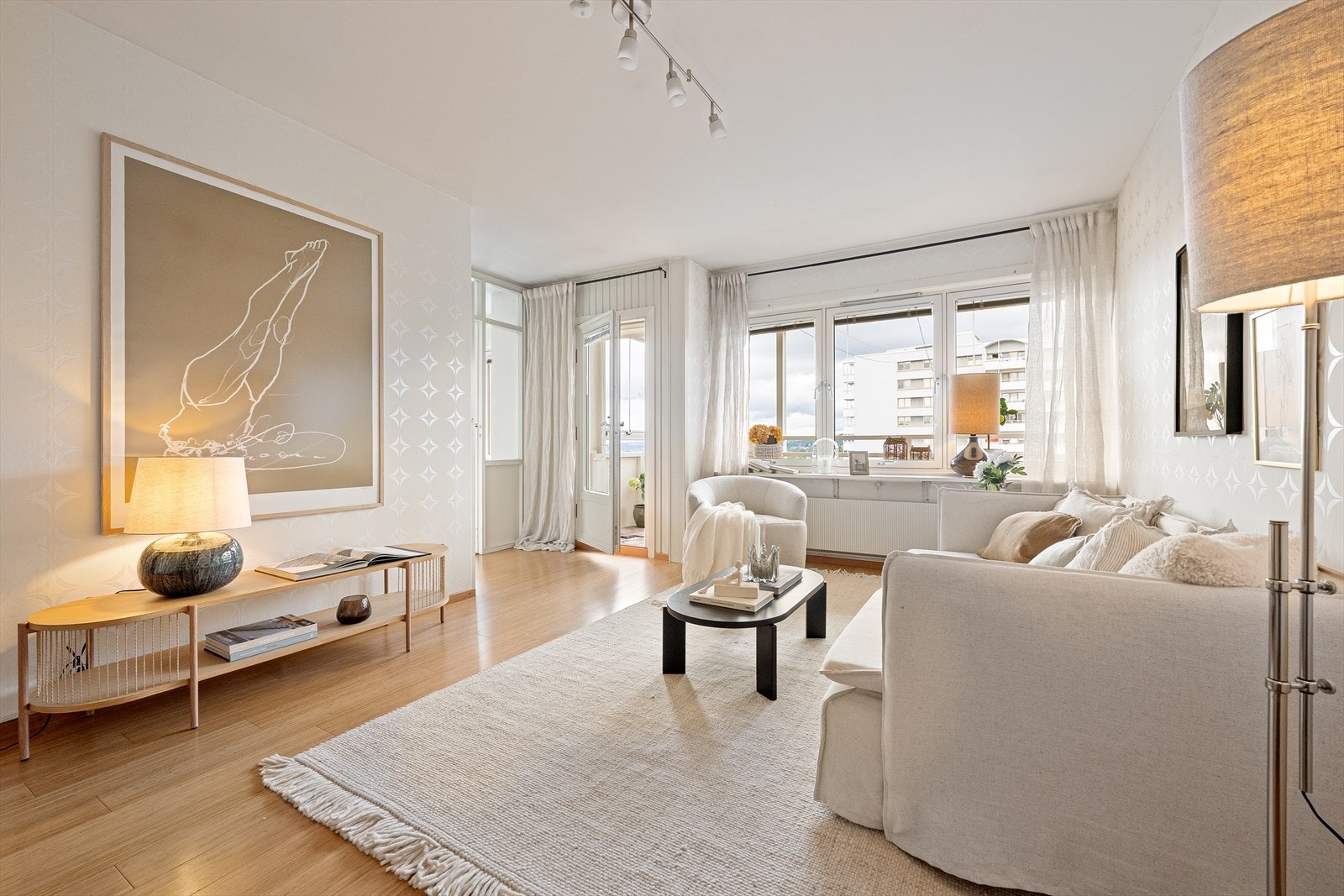 En lys og romslig 2-roms beliggende i en rolig og tilbaketrukket gate, men med bylivet like i nærheten. Galleribilde