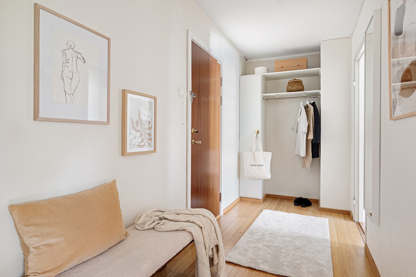 Velkommen inn! Her blir du møtt av en lys og luftig entré med gode oppbevaringsløsninger. Galleribilde