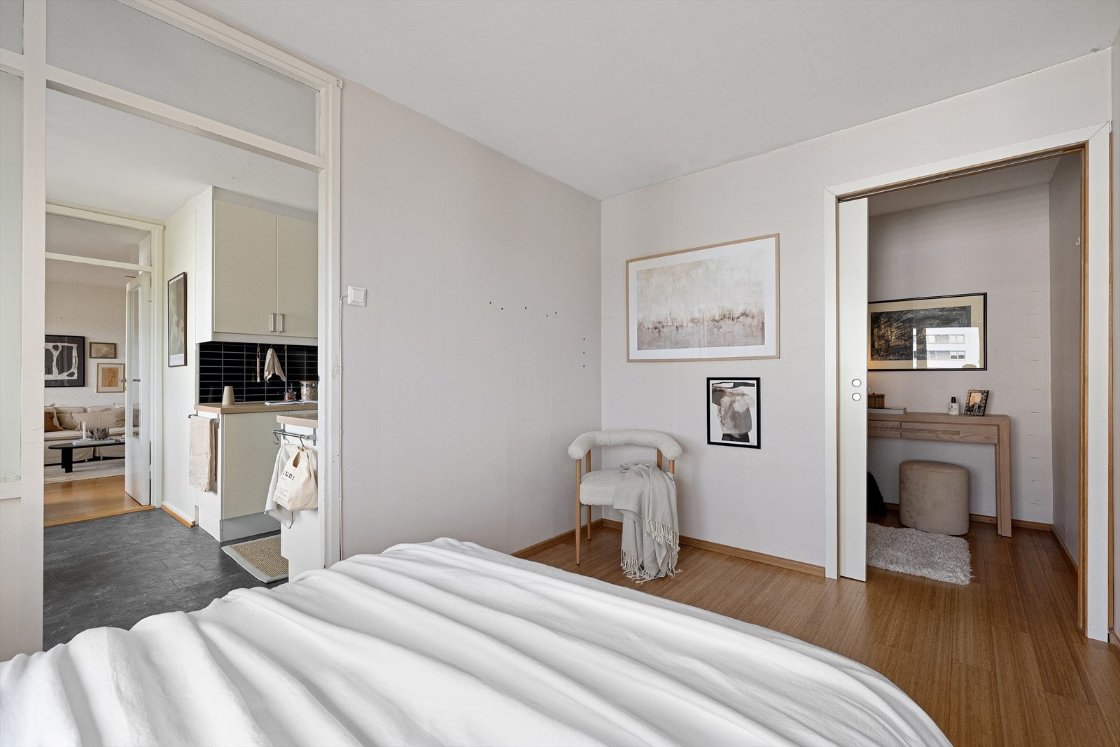 Eget omkledningsrom i tilknytning soverommet. Galleribilde