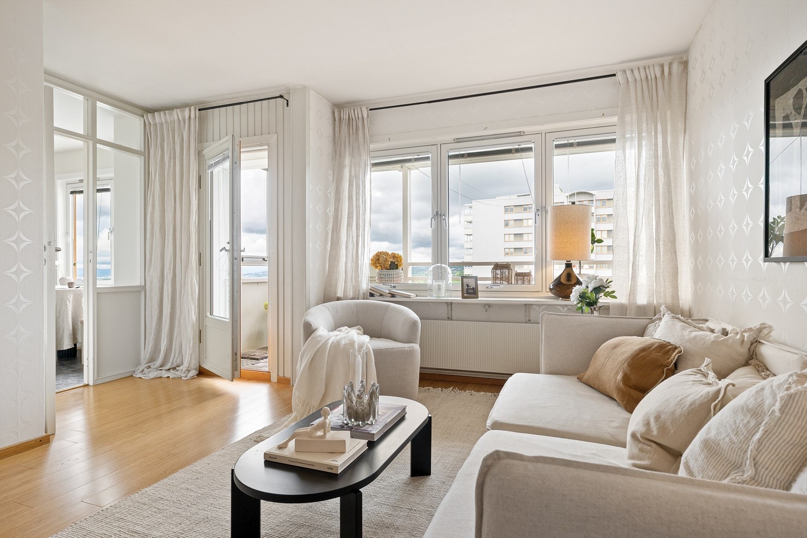 Stuen oppleves svært luftig og lys, takket være de store vindusflatene med rikelig naturlig lysinnslipp. Galleribilde