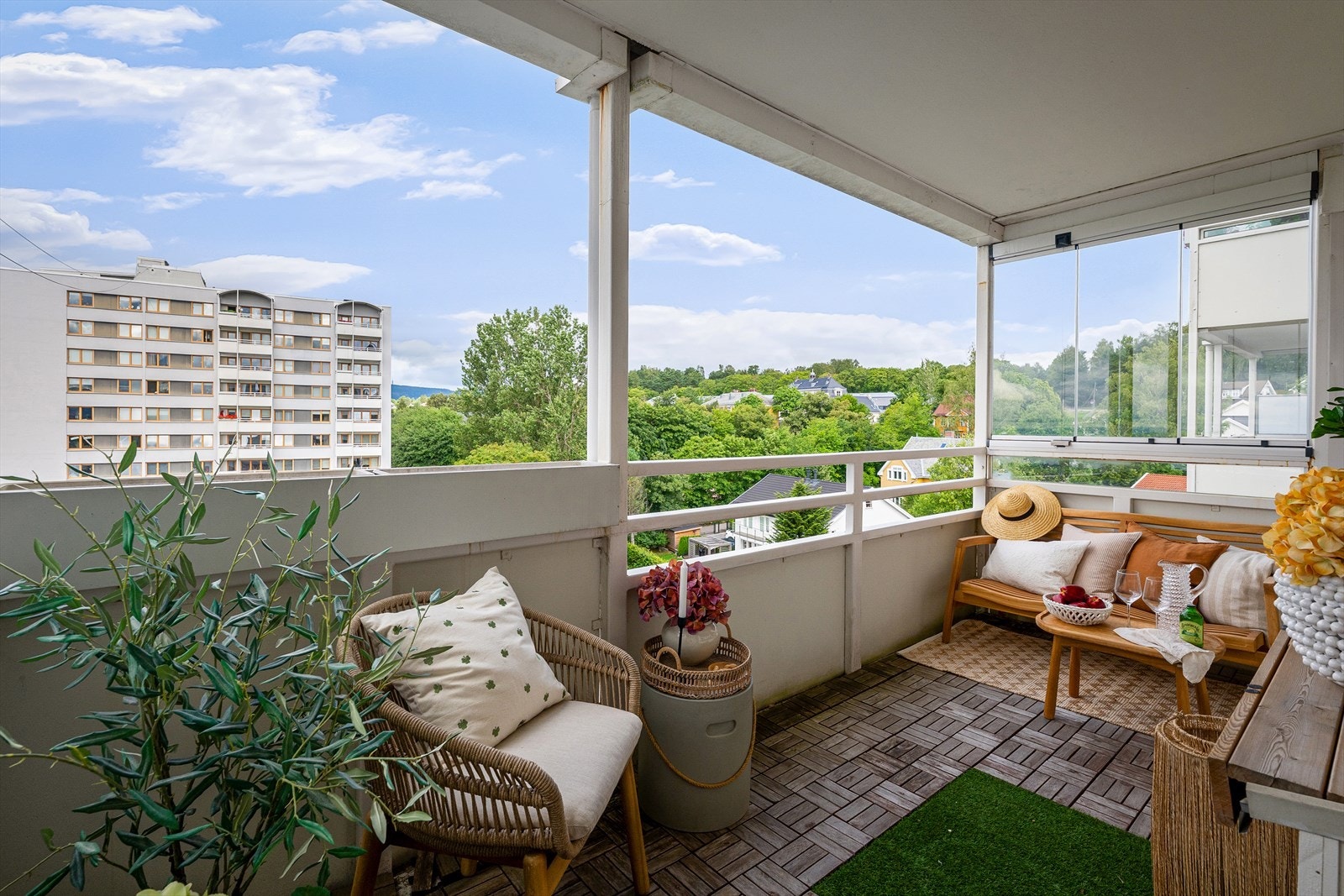 Utgang til boligens balkong via stuen. Galleribilde