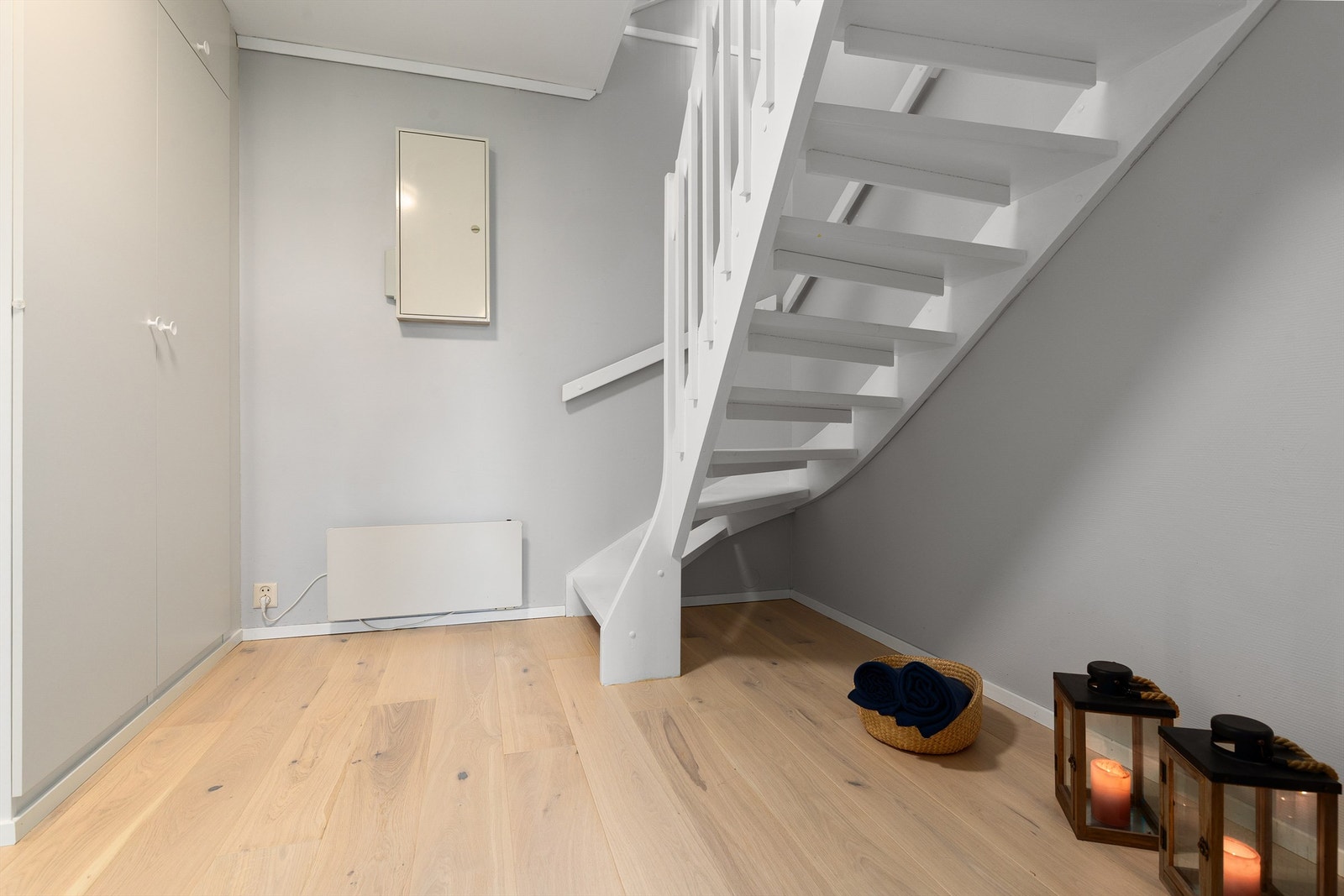 Fra gangen i underetasjen er det inngang til begge soverom og bad Galleribilde