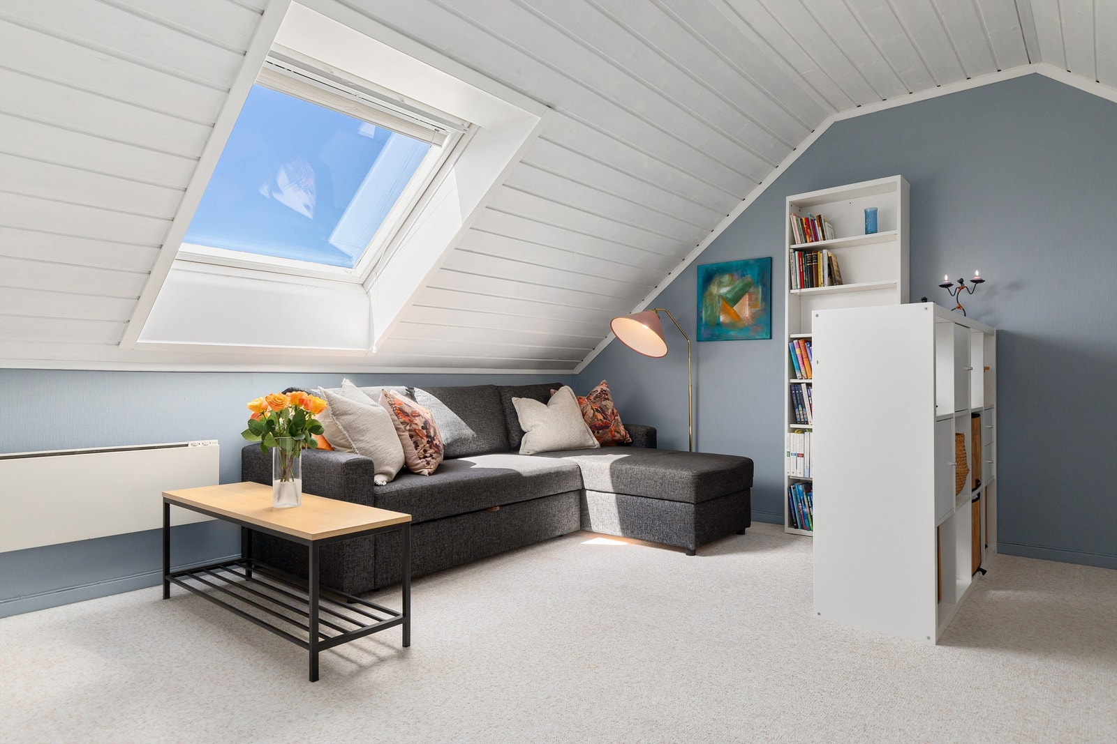 Innredet loft som brukes som stue/soverom - Ikke bruksendret/godkjent til varig opphold Galleribilde