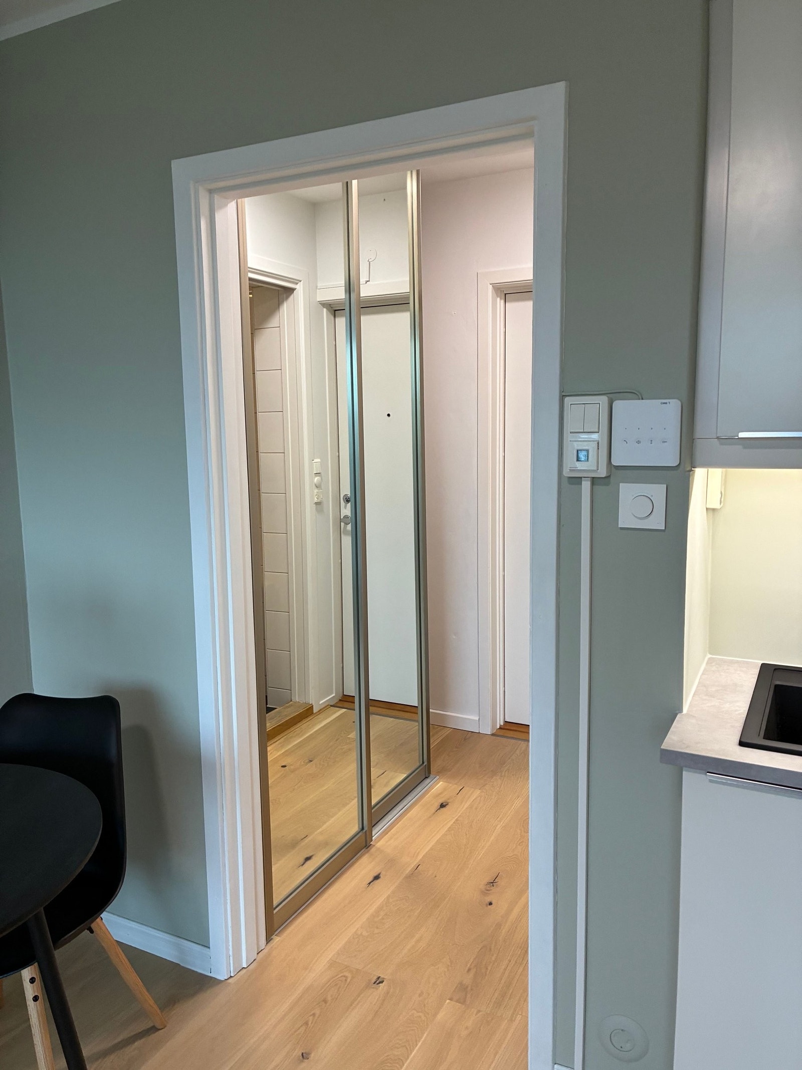 Digital termostat som styrer varme i parkettgulvet. Dimmer som styrer lys i leiligheten med hurtigknapp for kveld eller dagslys. Galleribilde