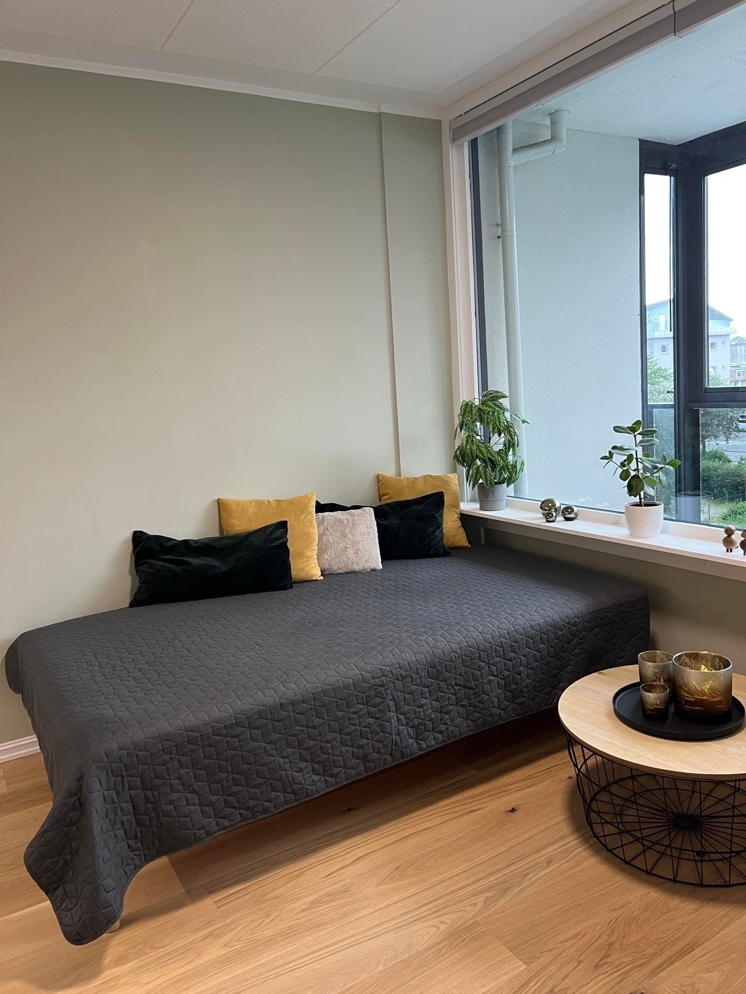 Plass til stor seng. Seng på bildet er 120cm bred. Galleribilde