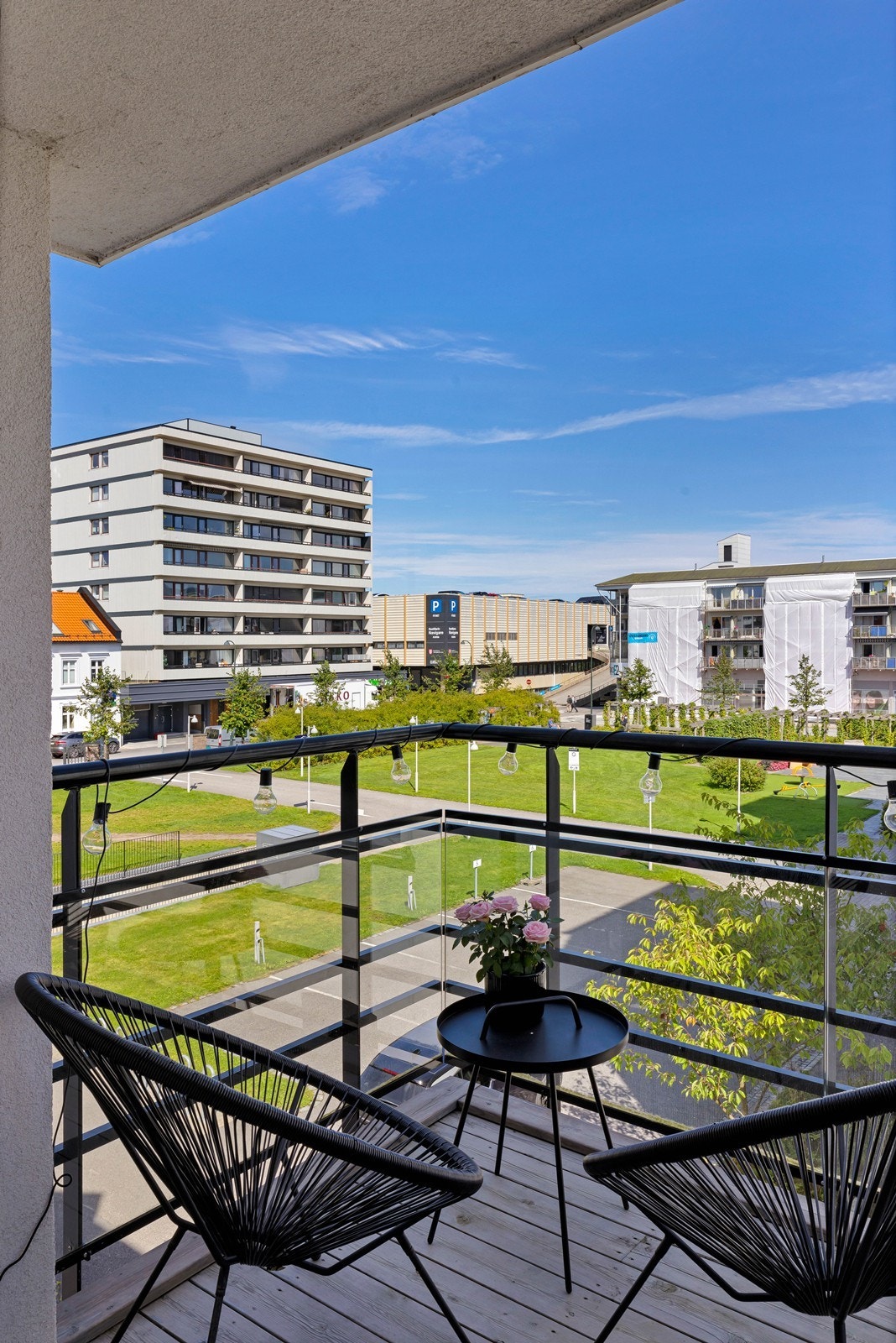 På balkongen er det plass til enkelt møblement Galleribilde