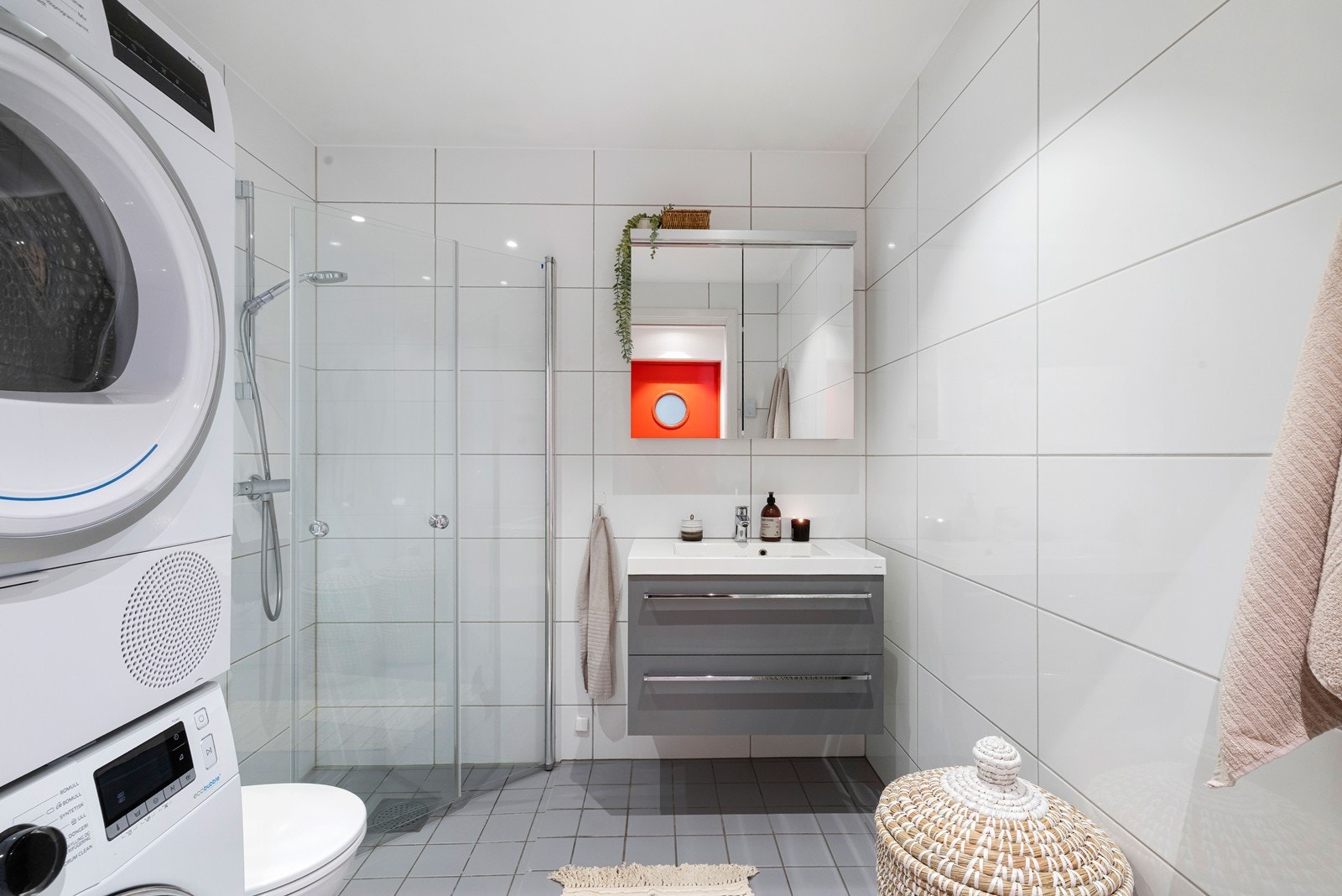 Bad som inneholder dusjhjørne, servant, wc og opplegg for vaskemaskin Galleribilde