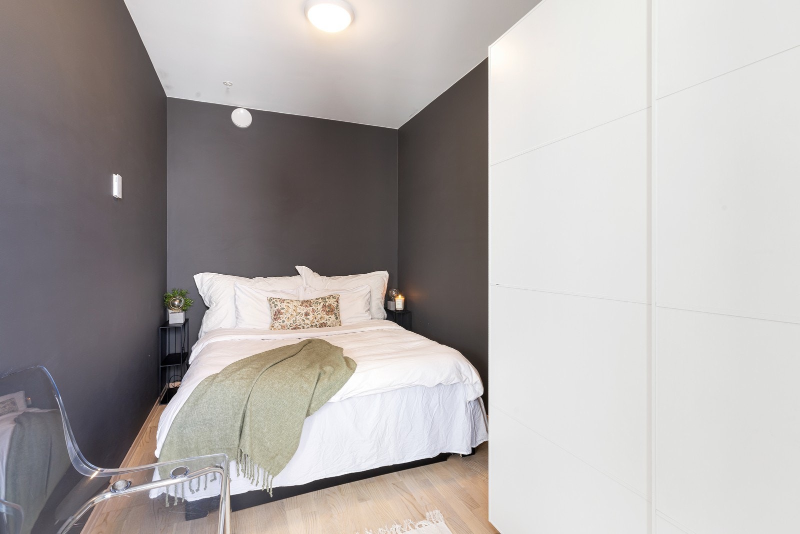 Soverom med plass til dobbeltseng og garderobeskap Galleribilde