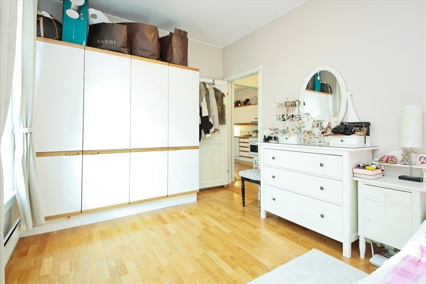 Romslig soverom med garderobeskap. Galleribilde