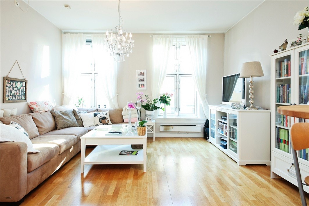 Stue med store vindusflater. Galleribilde