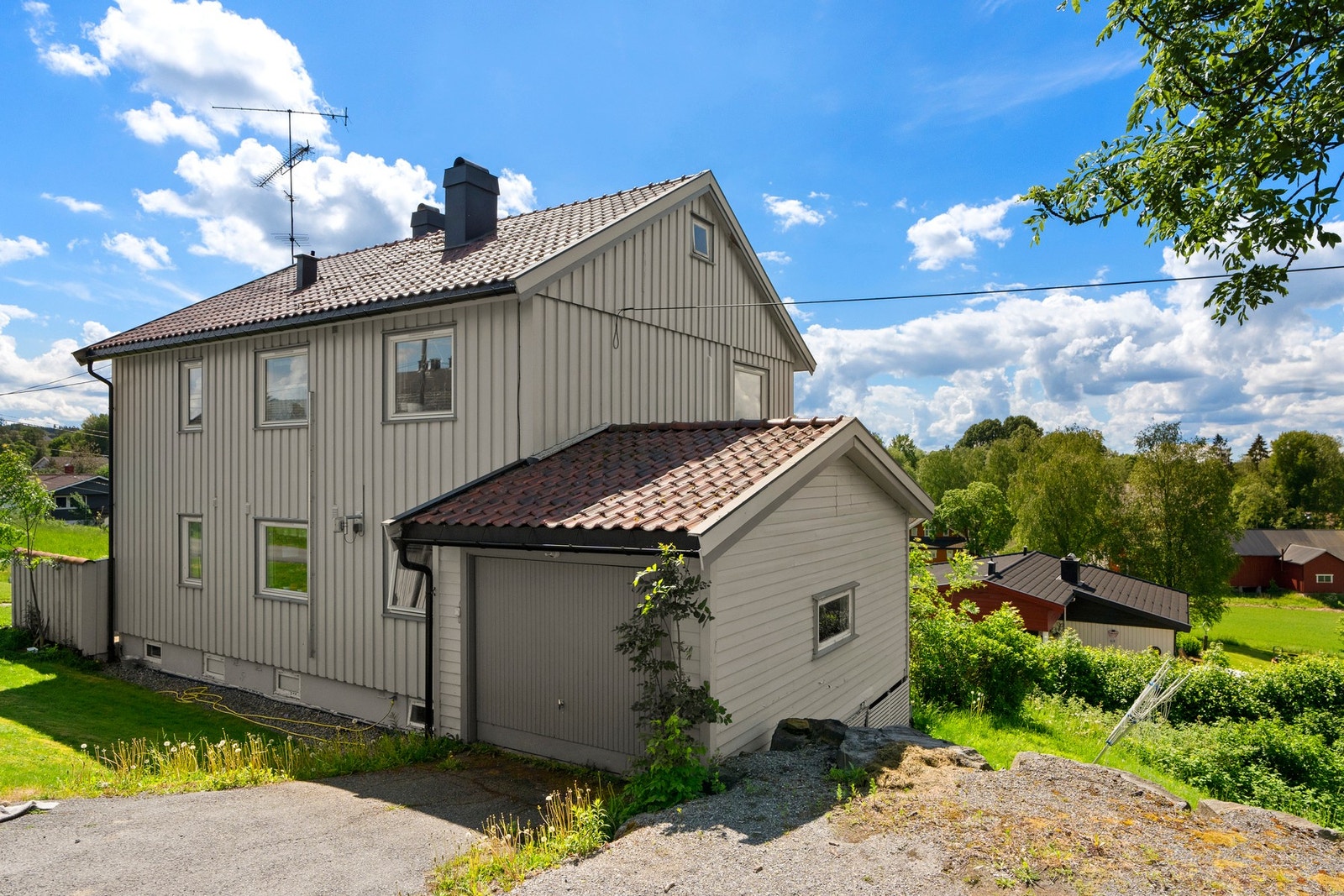 Enkeltgarasje, tinglyst som areal tilhørende seksjon nr. 1 (leiligheten i 1. etasje). Galleribilde