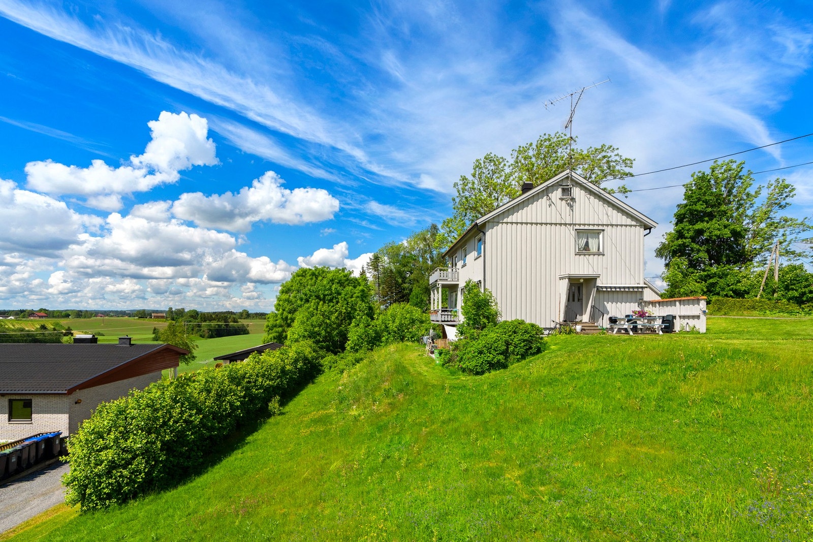 Boligen har et stort felles hageareal Galleribilde