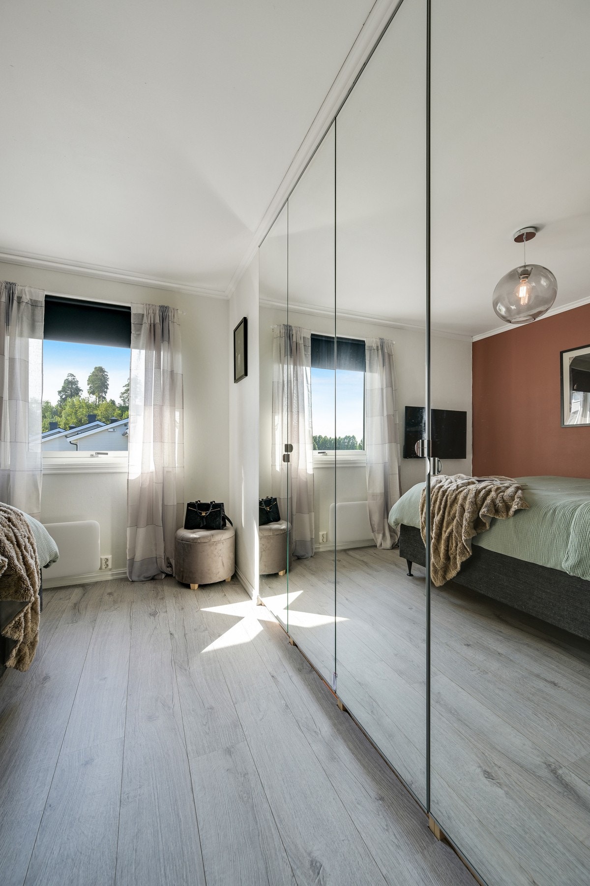 Rommet fremstår lyst og trivelig med rikelig lysinnslipp fra vinduet vendt mot sør. Galleribilde