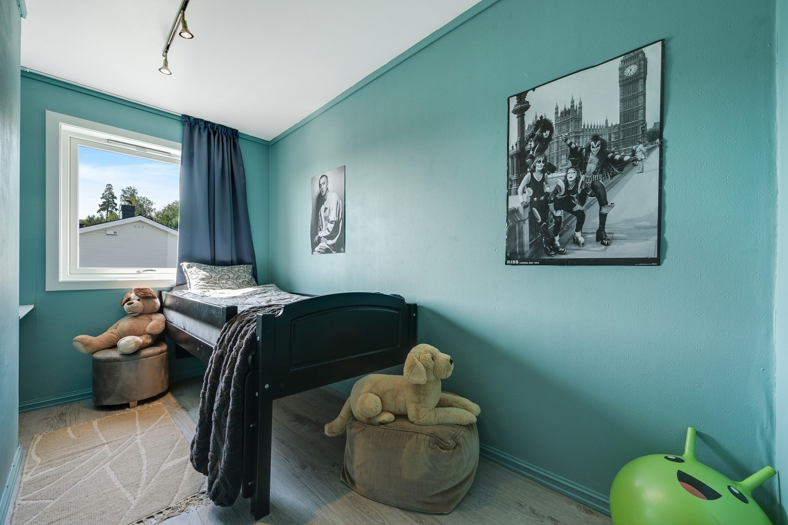 2. etasje har i tillegg en bod som i dag benyttes som soverom nr. 3. Bruksendringen er ikke omsøkt. Galleribilde