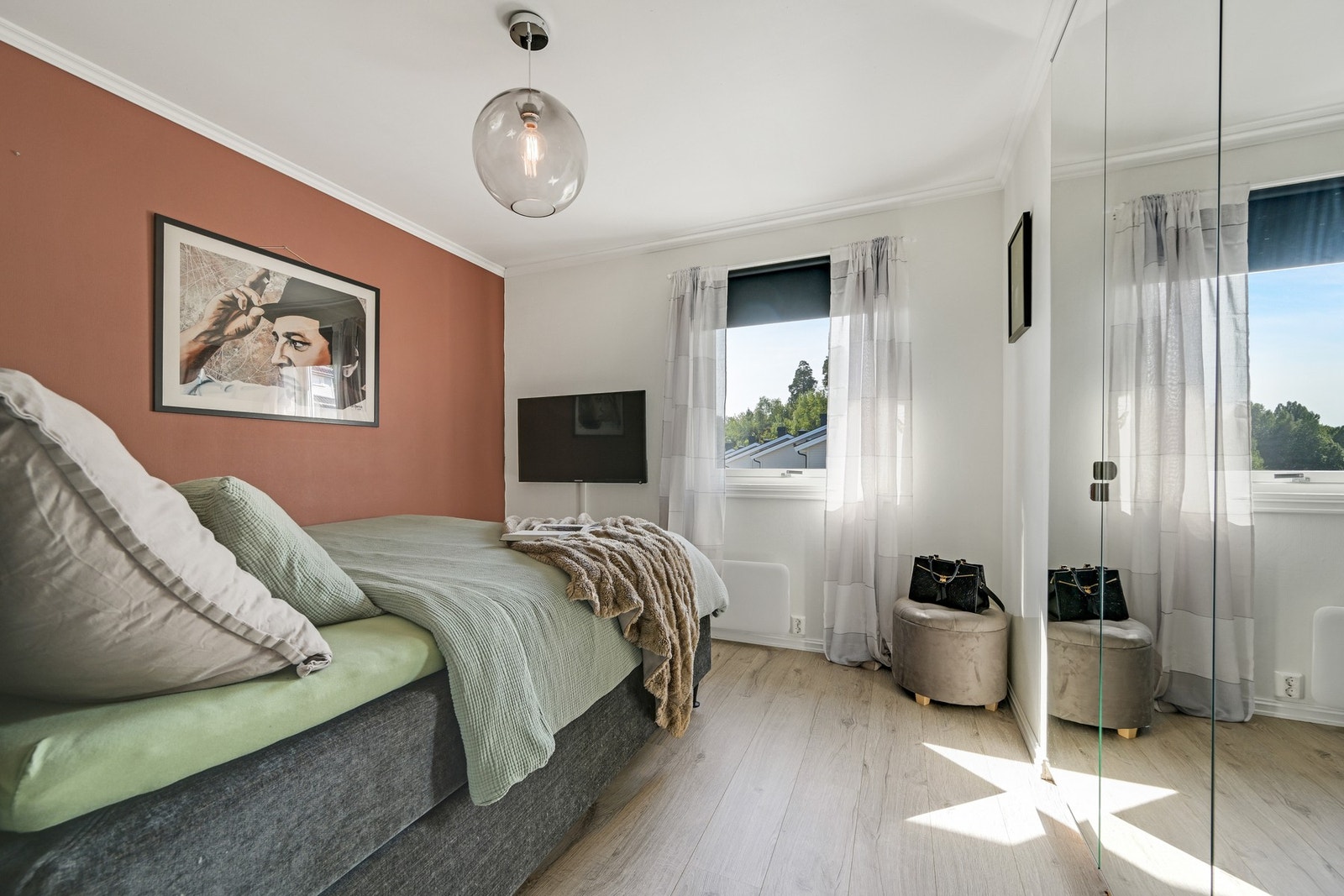 Soverom nr. 2 med garderobeskap, sengeplass og pen laminat på gulvet. Galleribilde