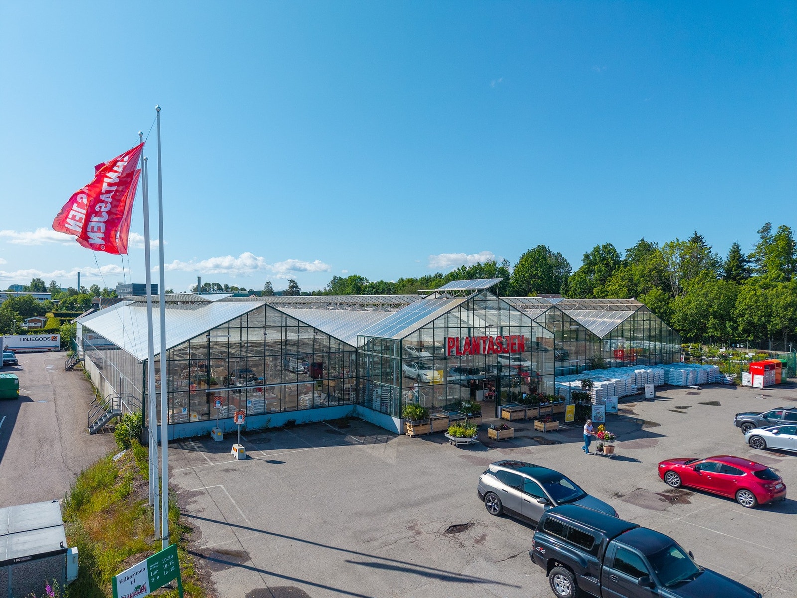 Hagen og det fine uteområdet kan enkelt ivaretas. En liten kjøretur i bil til Holmestrandtoppen som tilbyr blant annet Plantasjen, Meny, apotek og café mm. Galleribilde