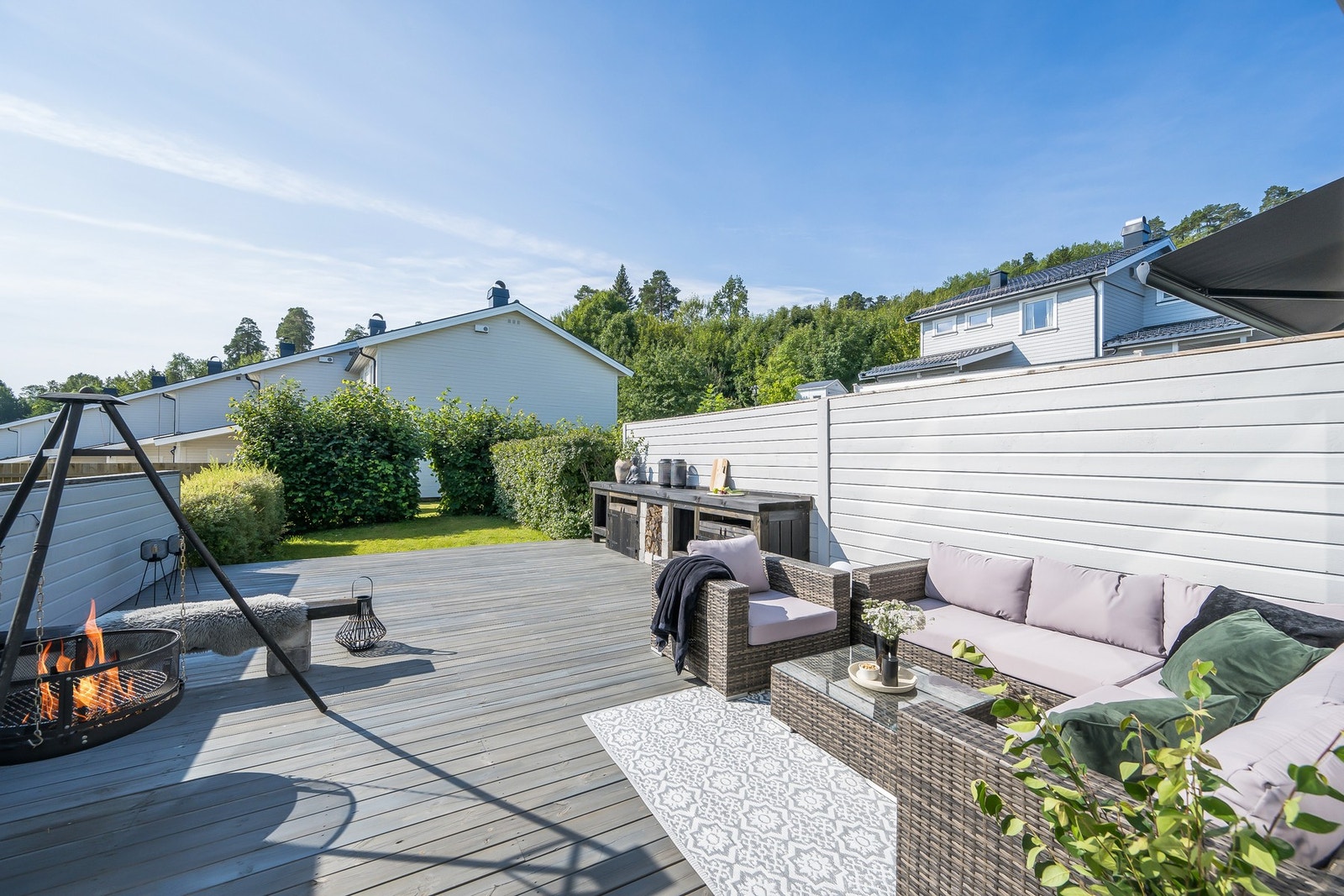 Et sjarmerende og velholdt rekkehus på Kleiverud med stort uteareal og trivelig hageparti. Ny og stor terrasse fra 2022. Galleribilde