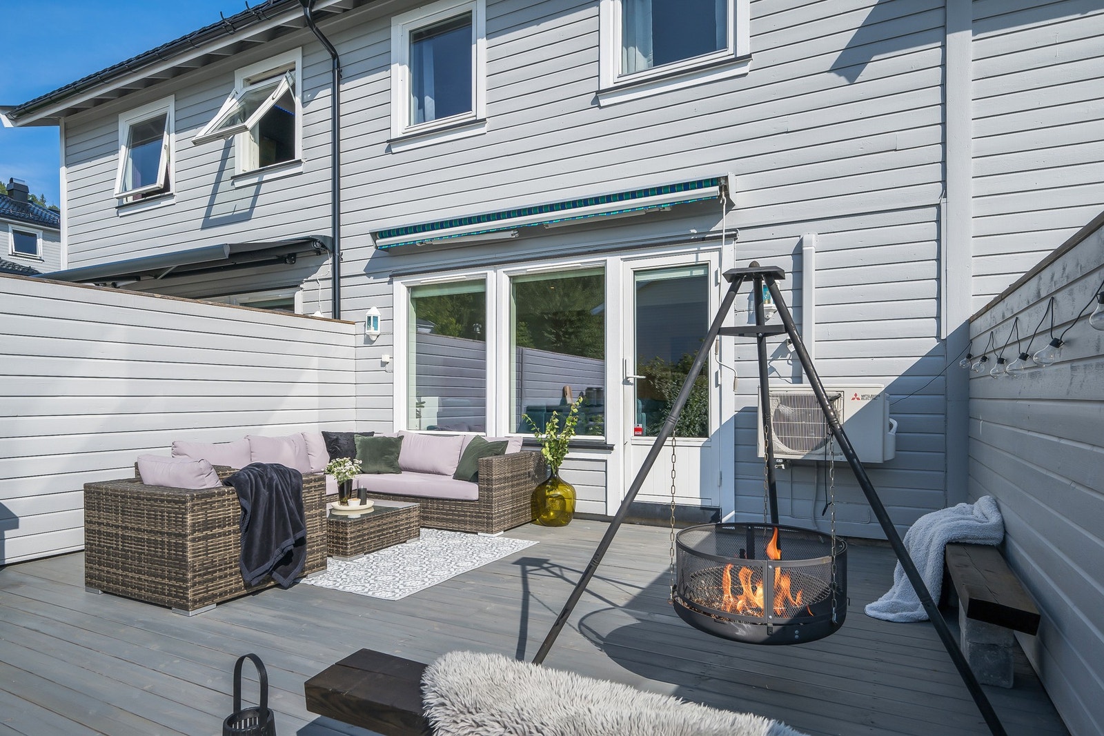 Stor platting i bakkant med flotte solforhold og levegger for ly fra vind. Her er det god plass til sittegruppe og kanskje en Jacuzzi? Galleribilde