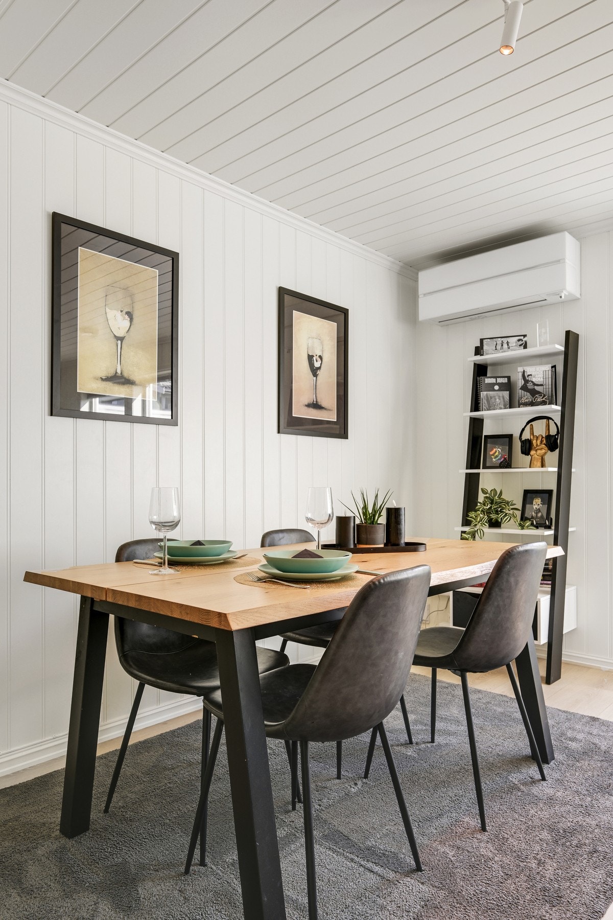 Stuen byr på muligheten til å innrede med et spisebord, slik at du enkelt kan invitere gjester over. Her er det montert varmepumpe (luft til luft). Galleribilde