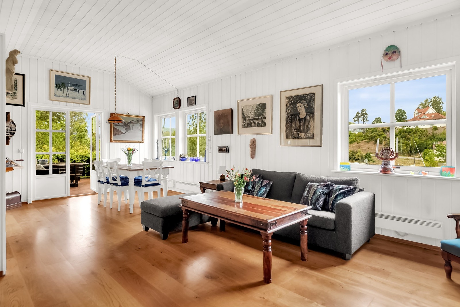 Stuen er luftig og åpen, legg merke til takhøyden. Galleribilde