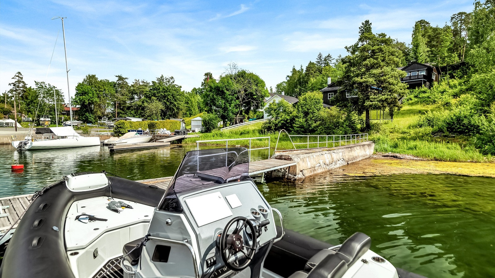 Med båt er det en kort vei til øyer og holmer. Galleribilde