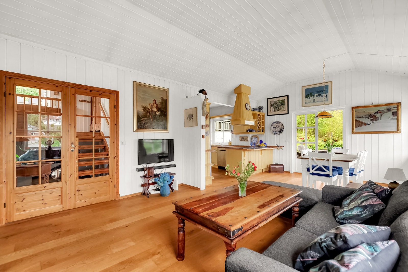 Her er det en åpen løsning mellom stuen, spisestuen og kjøkkenet. Dette skaper et åpent og sosialt hjem. Galleribilde