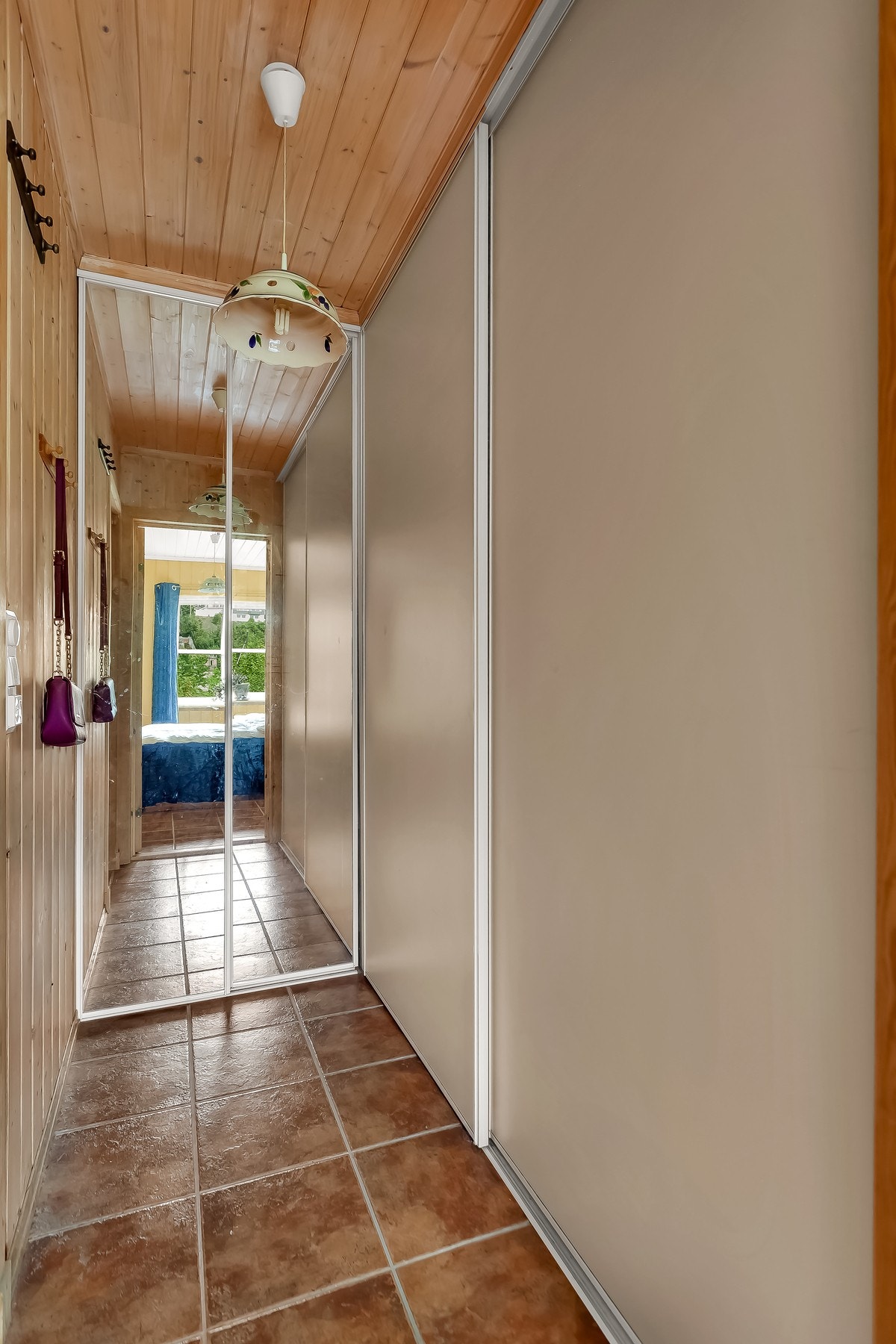 Omkledningsrommet har god plass til oppbevaring av klær og utstyr. Galleribilde