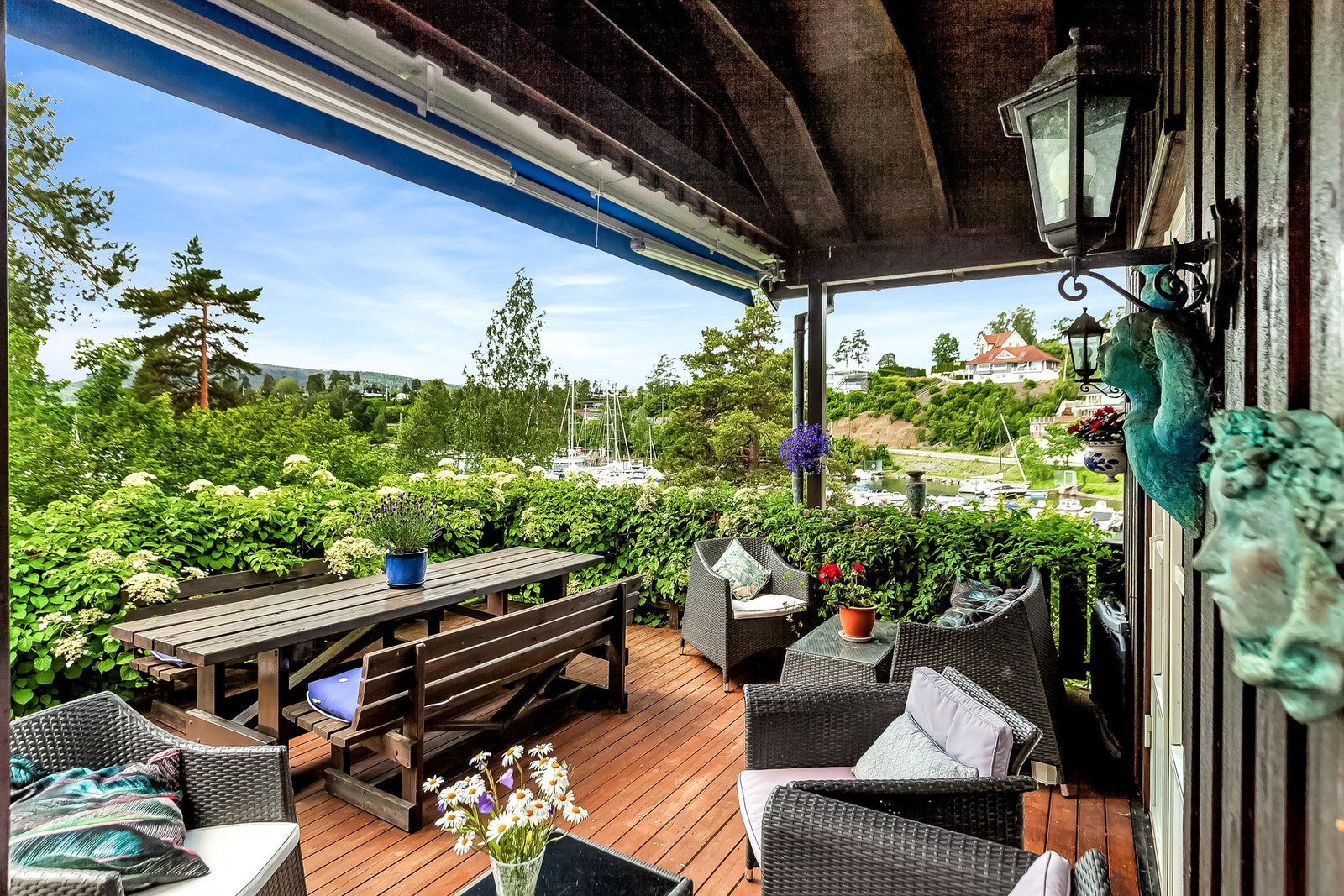 Terrassen er strategisk plassert vestover for optimale solforhold. Galleribilde