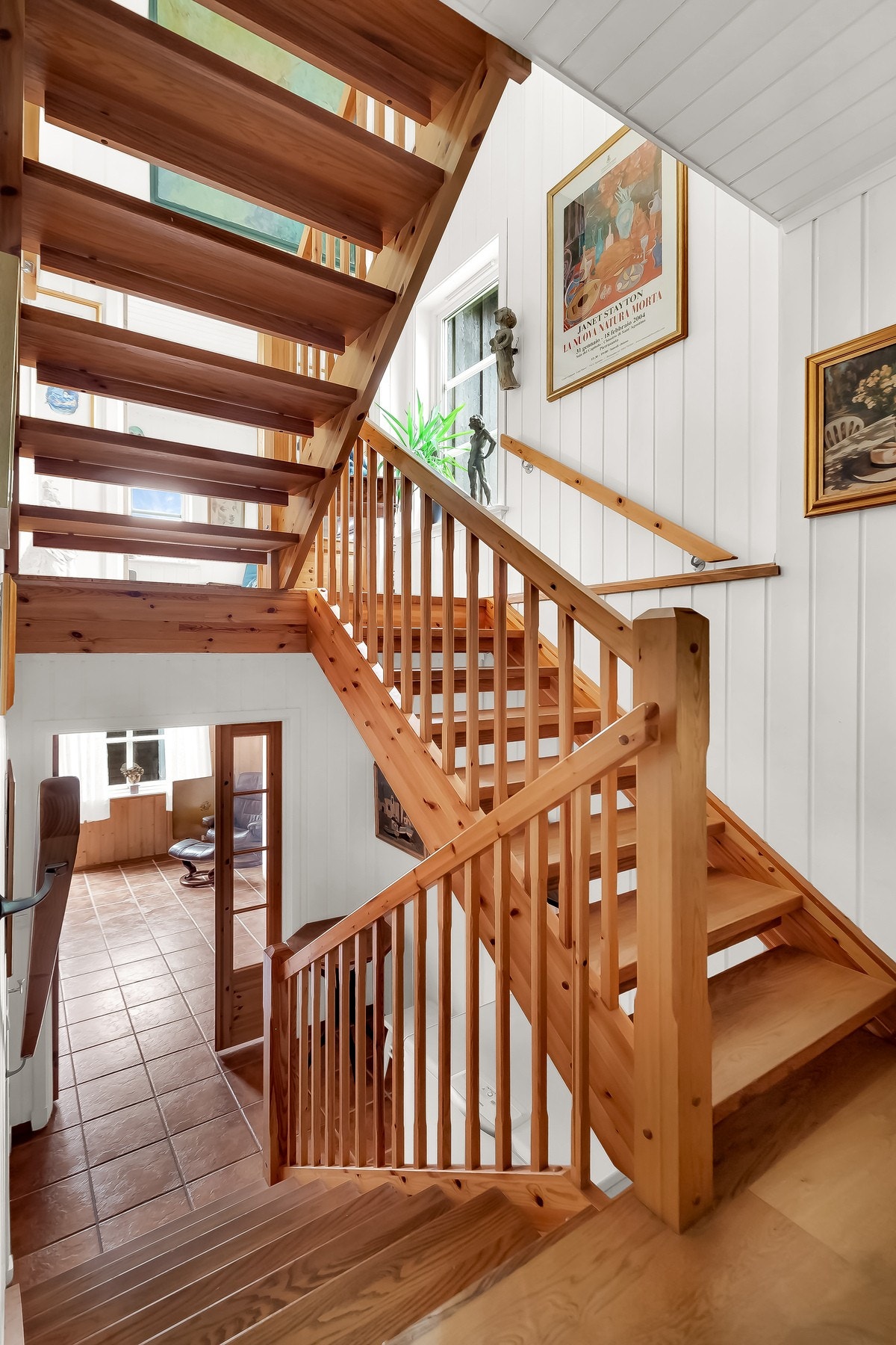 Trappegangen binder underetasjen og første etasje sammen. Galleribilde