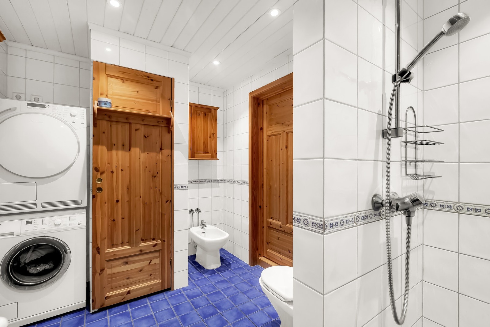 Badet har inngang både fra trappegang og omkledningsrommet. Galleribilde