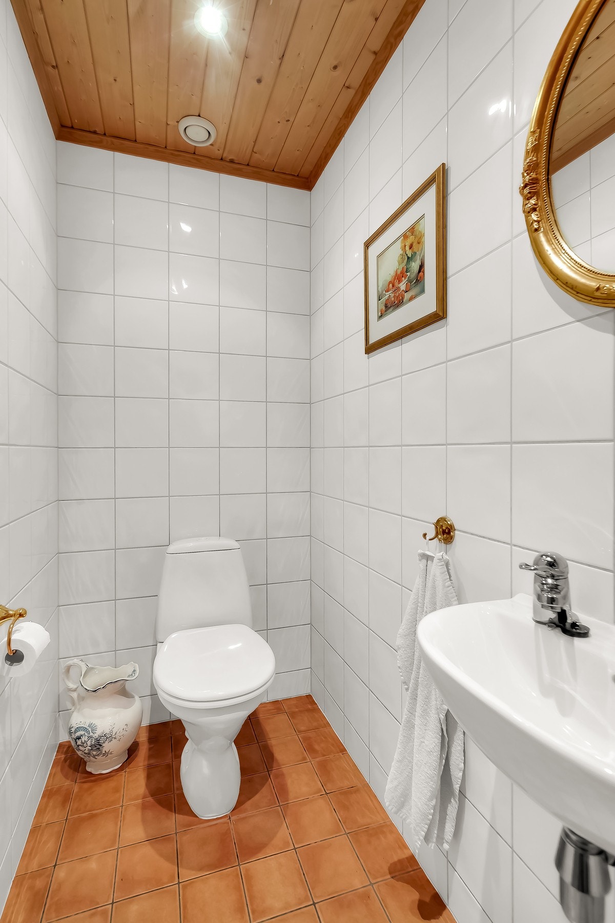 Ved trappegangen i samme etasje er det også et toalettrom. Galleribilde